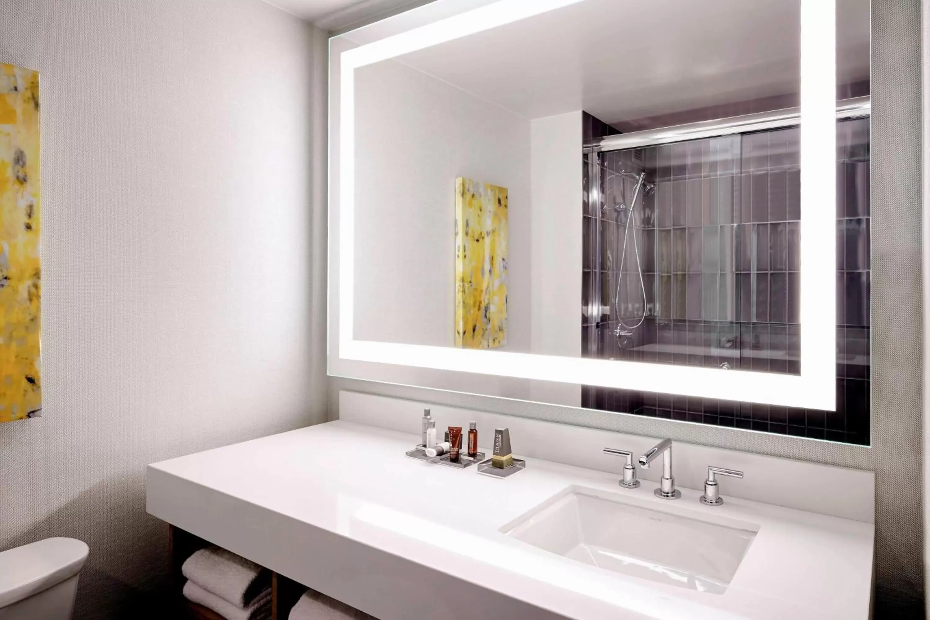 Queen Guest Room with Two Queen Beds and City View - High Floor in Oakland Marriott City Center Queen Guest Room with Two Queen Beds and City View - High Floor in Oakland Marriott City Center