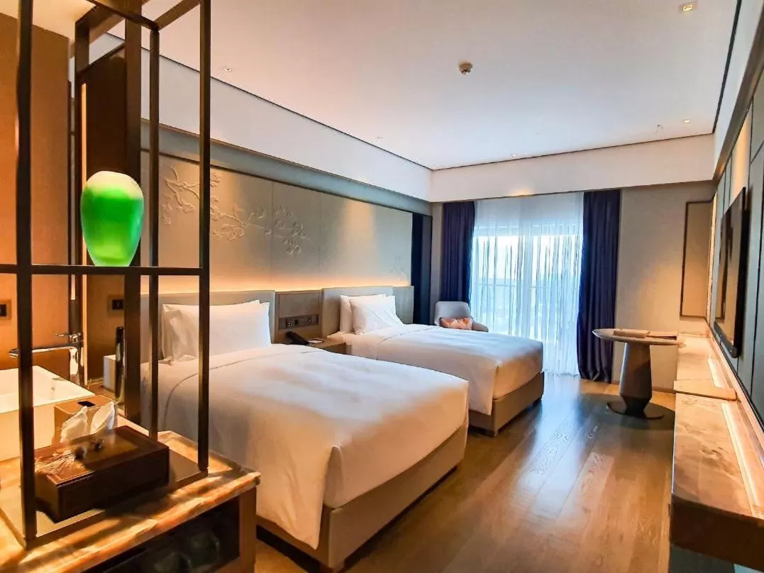 Bed in Howard Johnson Plaza by Wyndham Blue Bay Sihanoukville