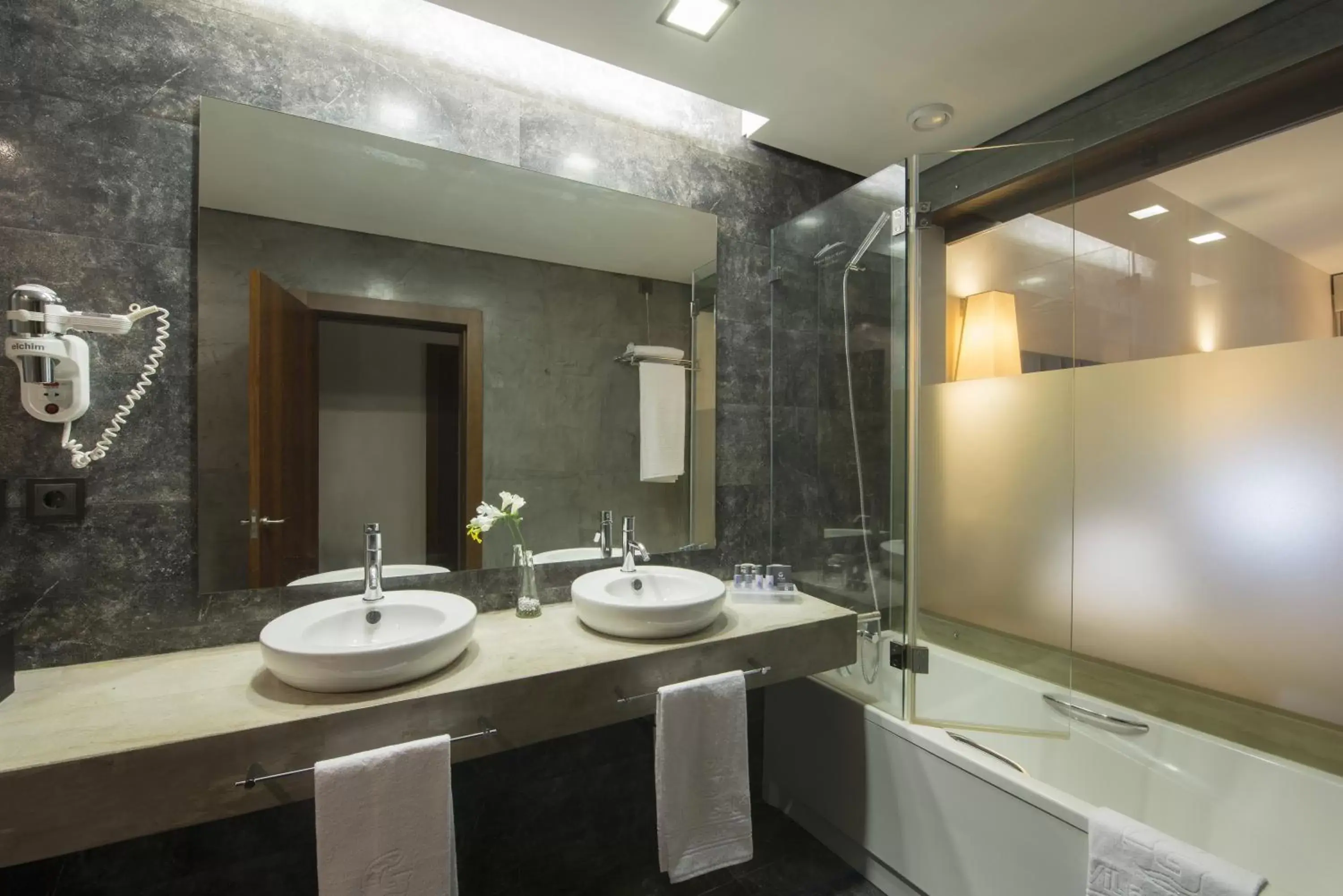 Twin Room with River View - single occupancy in Vila Gale Collection Douro Twin Room with River View - single occupancy in Vila Gale Collection Douro