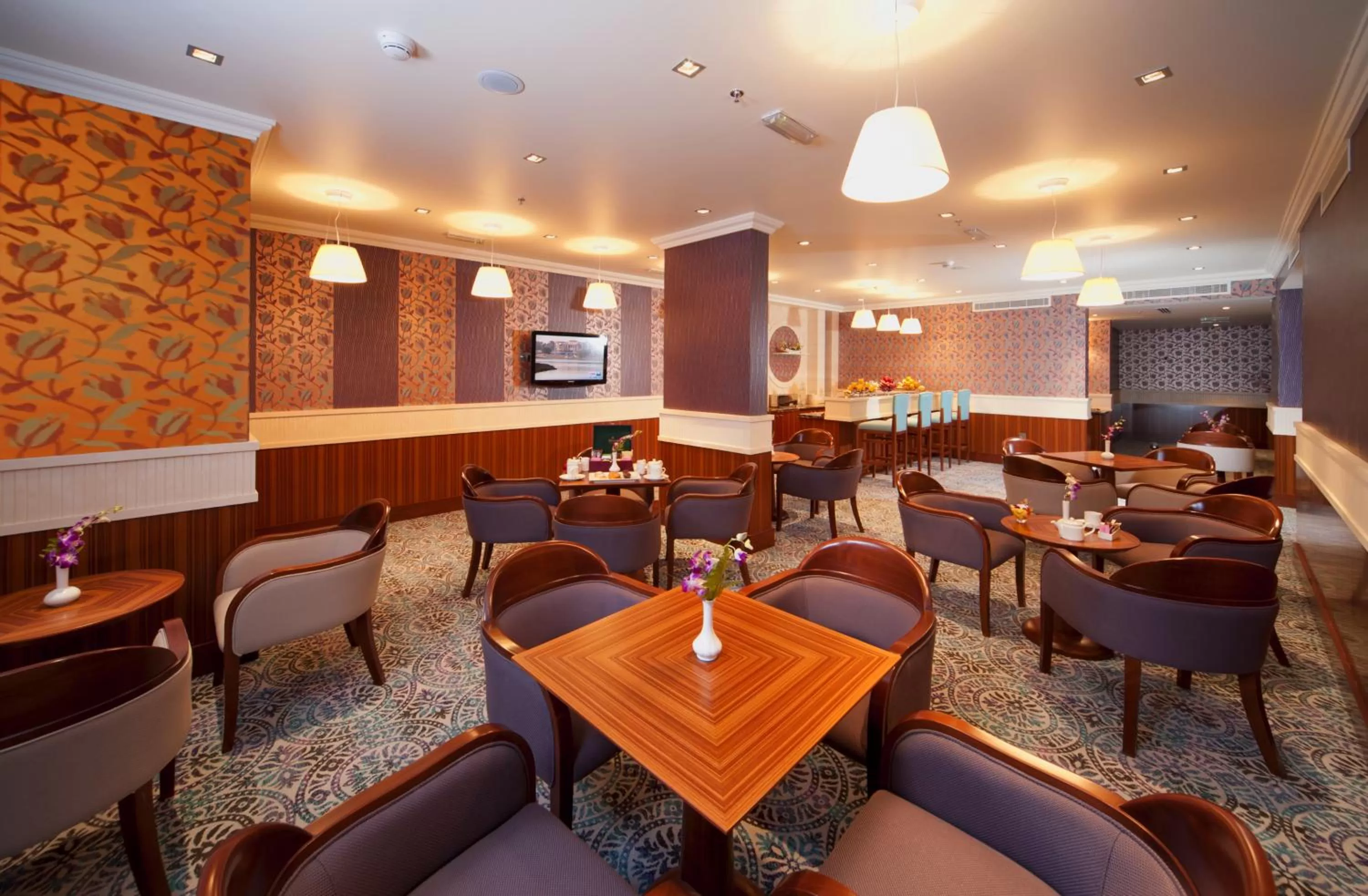 Lounge or bar in City Seasons Al Hamra Hotel