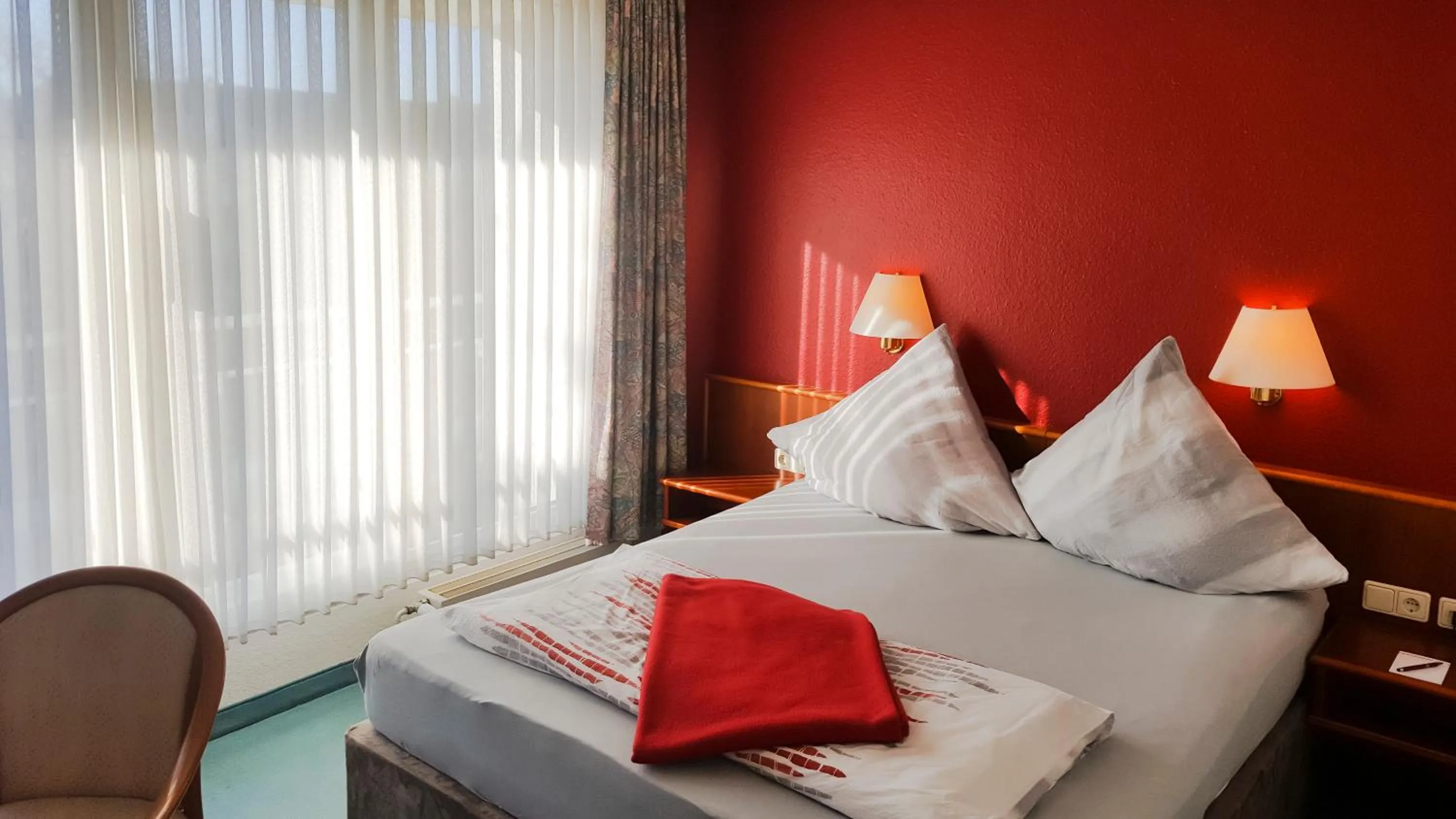 Photo of the whole room, Bed in Hotel Am Düsseldorfer Platz