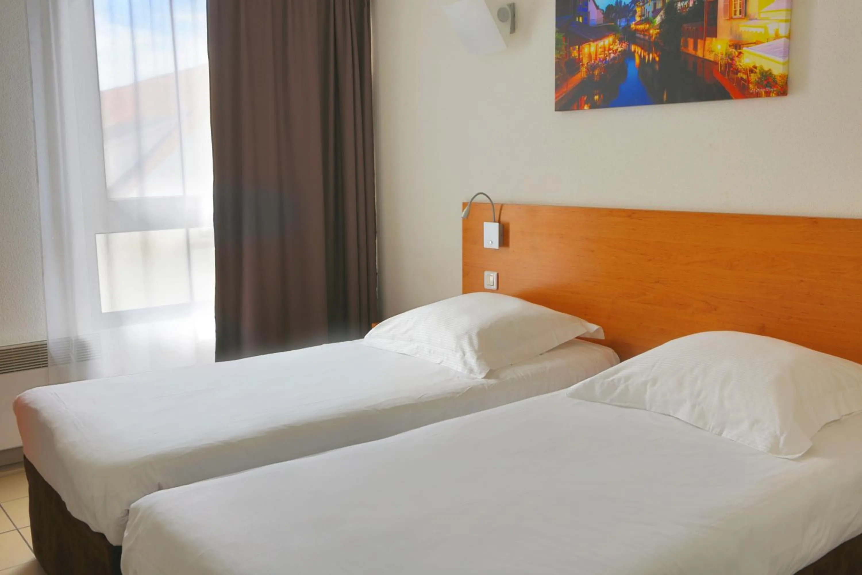 Bed in Cerise Strasbourg Appart Hotel