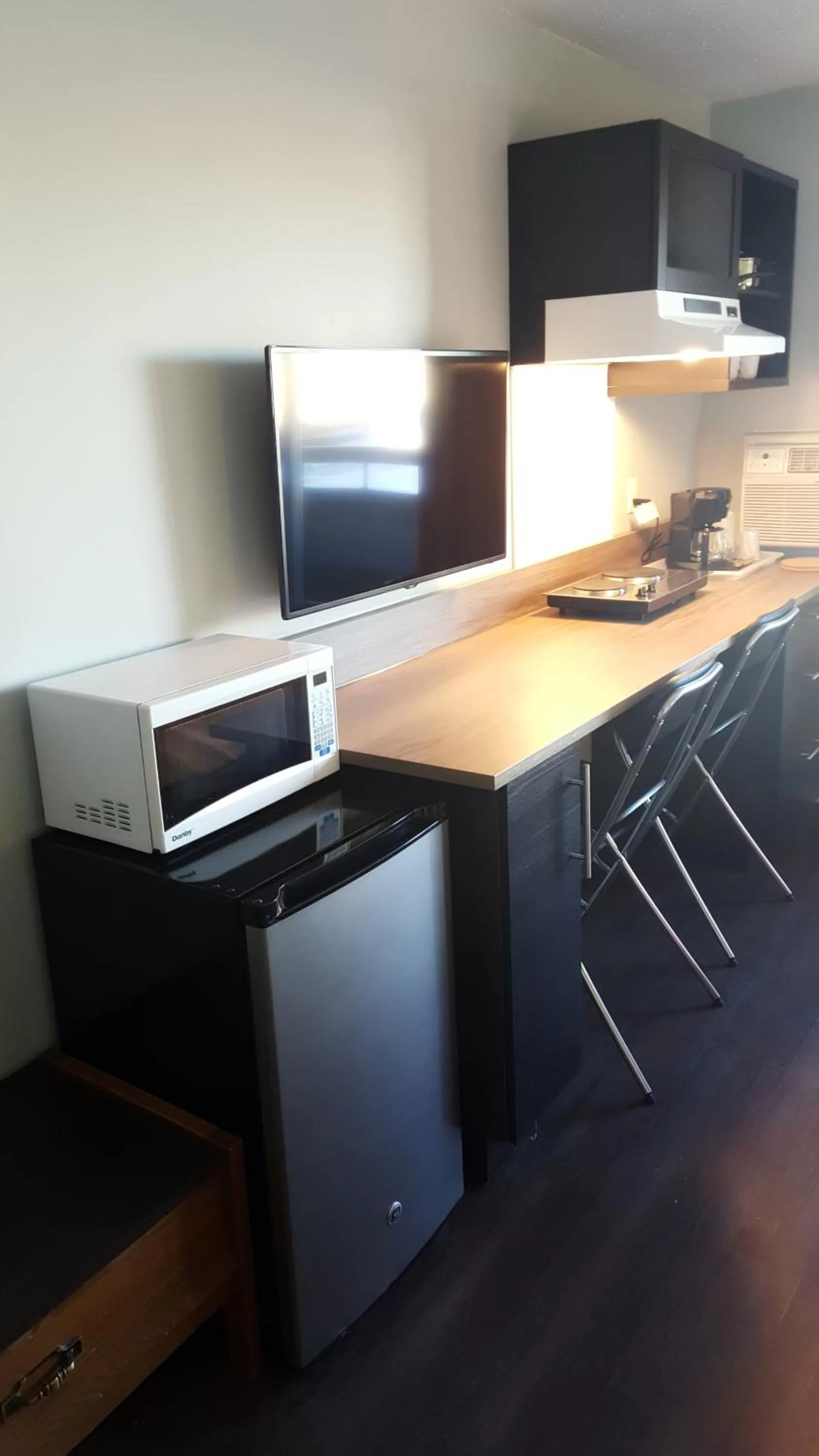 Kitchen or kitchenette in Home Away Inn