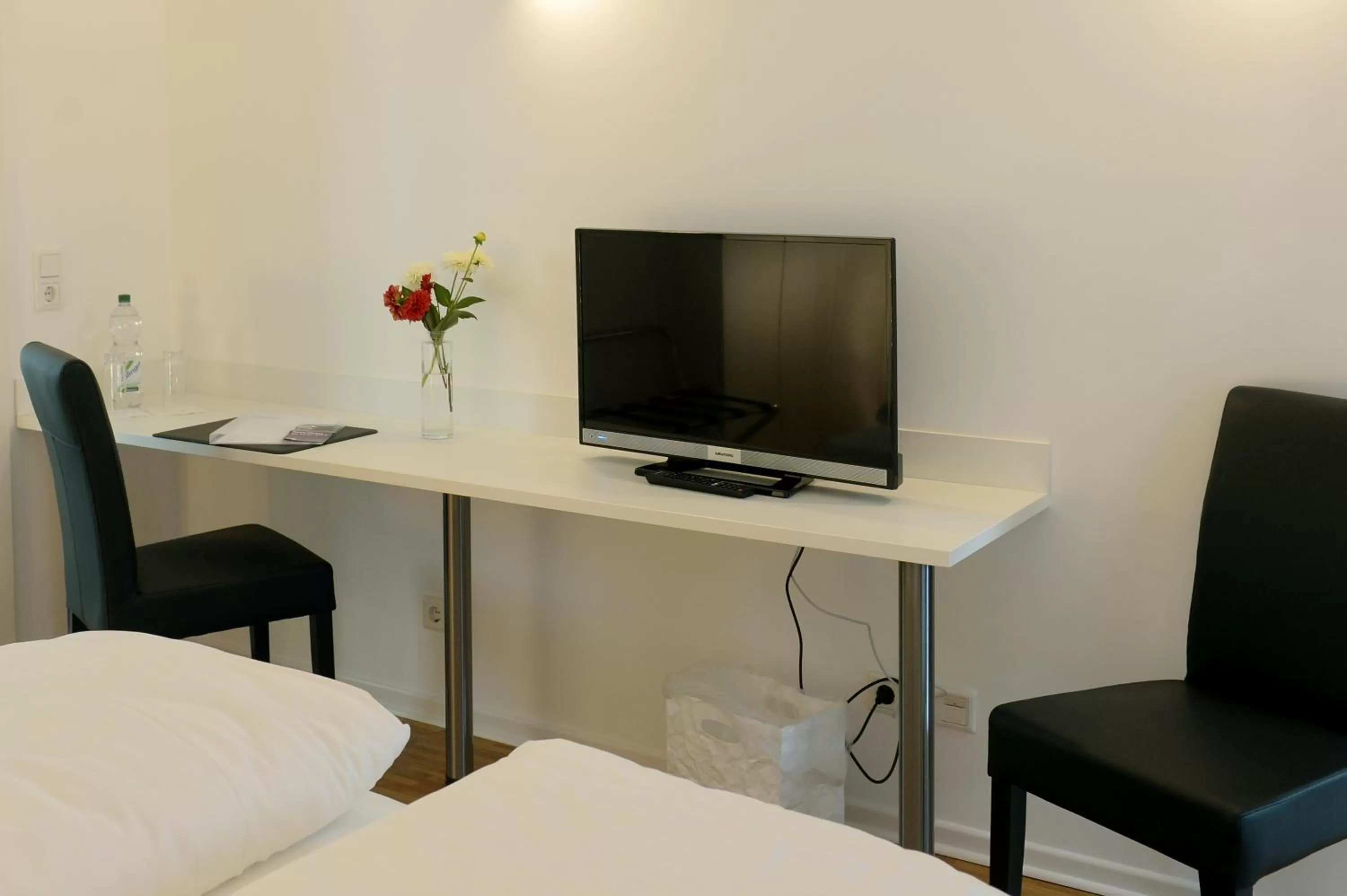 Decorative detail, TV/Entertainment Center in Bed & Breakfast Meerbusch