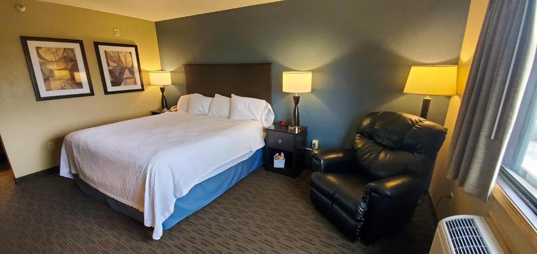 Bedroom, Bed in AmericInn by Wyndham Clear Lake