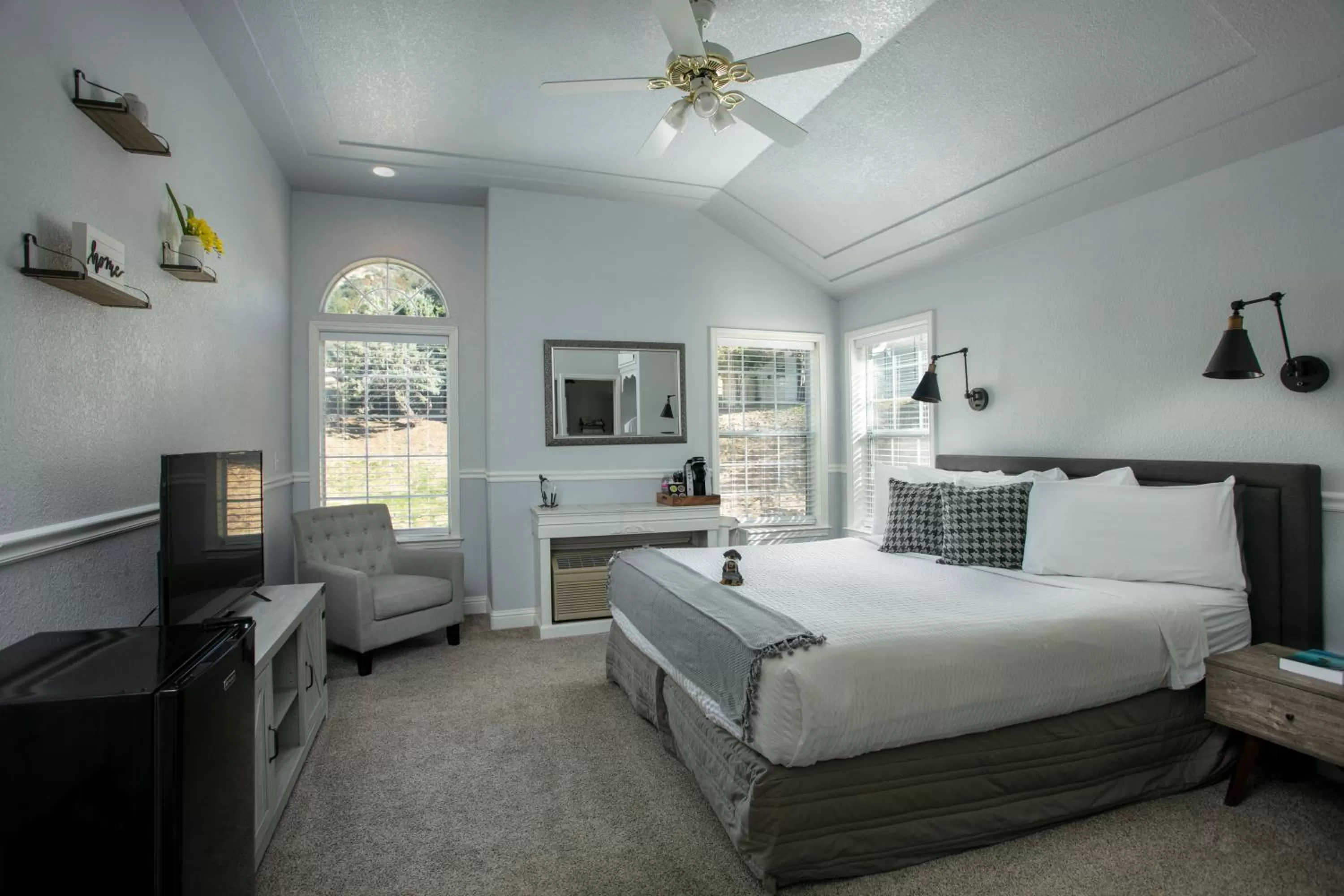 Photo of the whole room in Hounds Tooth Inn