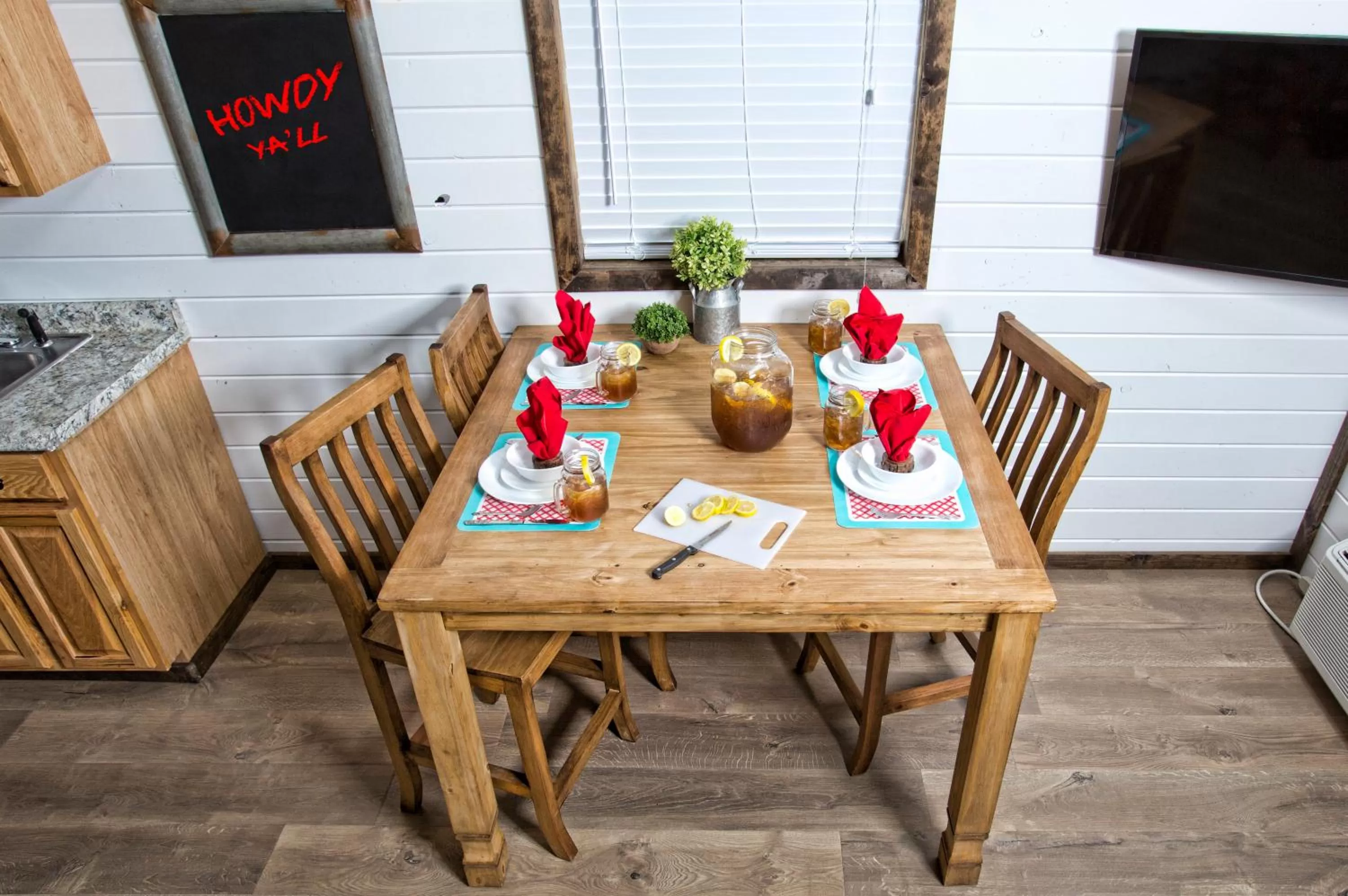 Dining area in Stateline Cabin