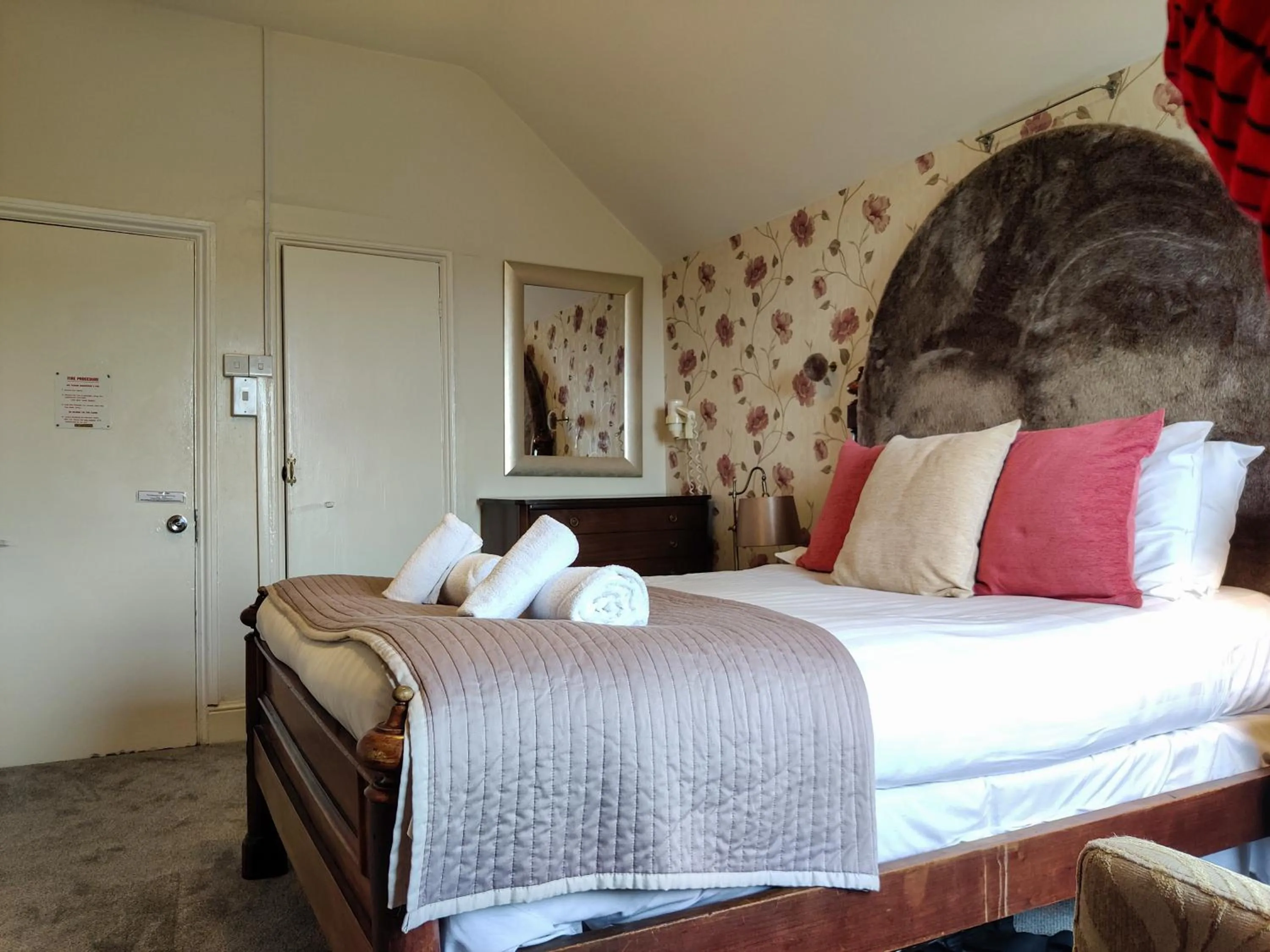 Photo of the whole room, Bed in Wentworth House - Free Parking