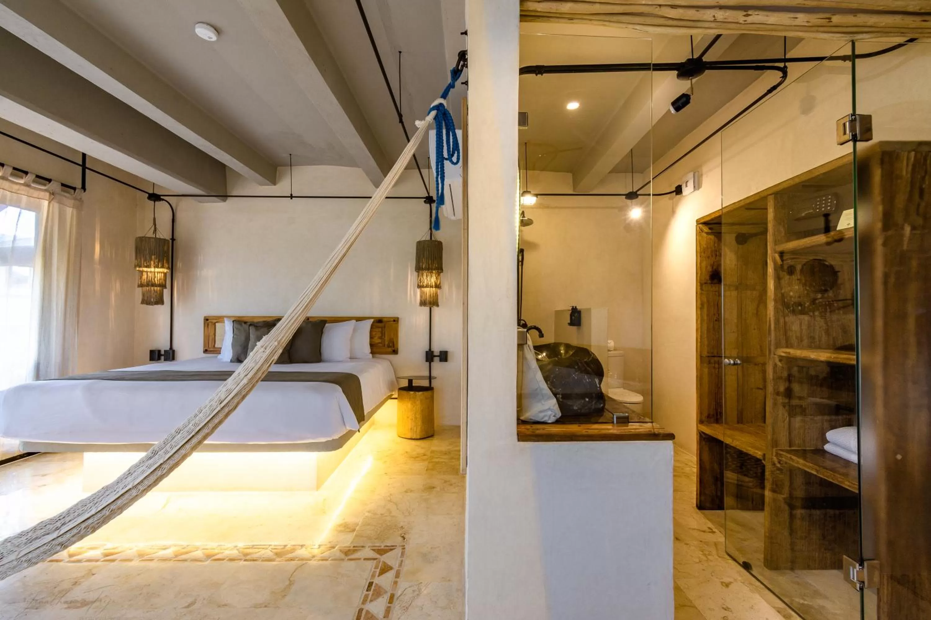 Shower, Bed in Caribbean Paradise Hotel & Spa - 5th Avenue