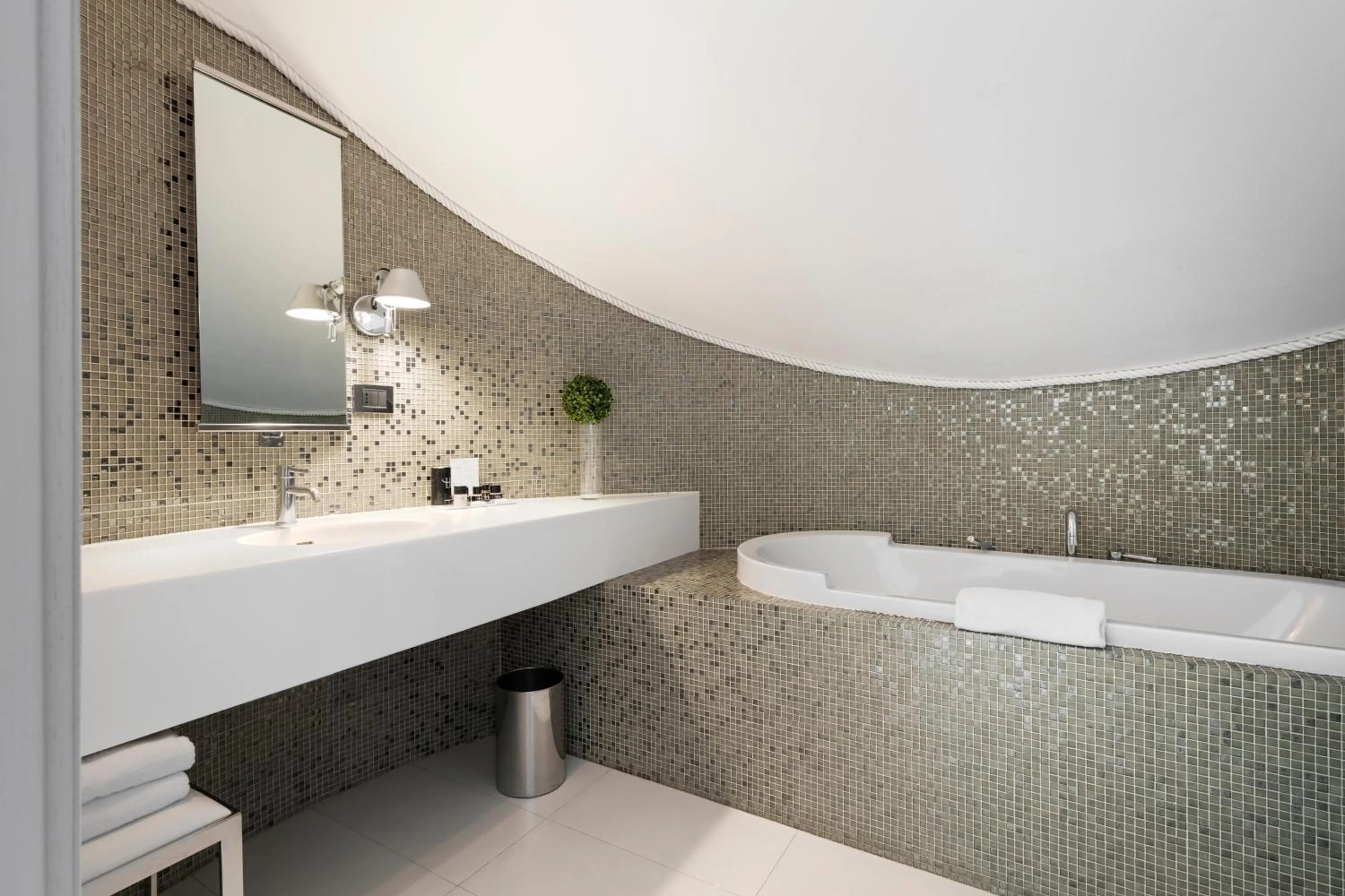 Bathroom in LHP Hotel Santa Margherita Palace & SPA