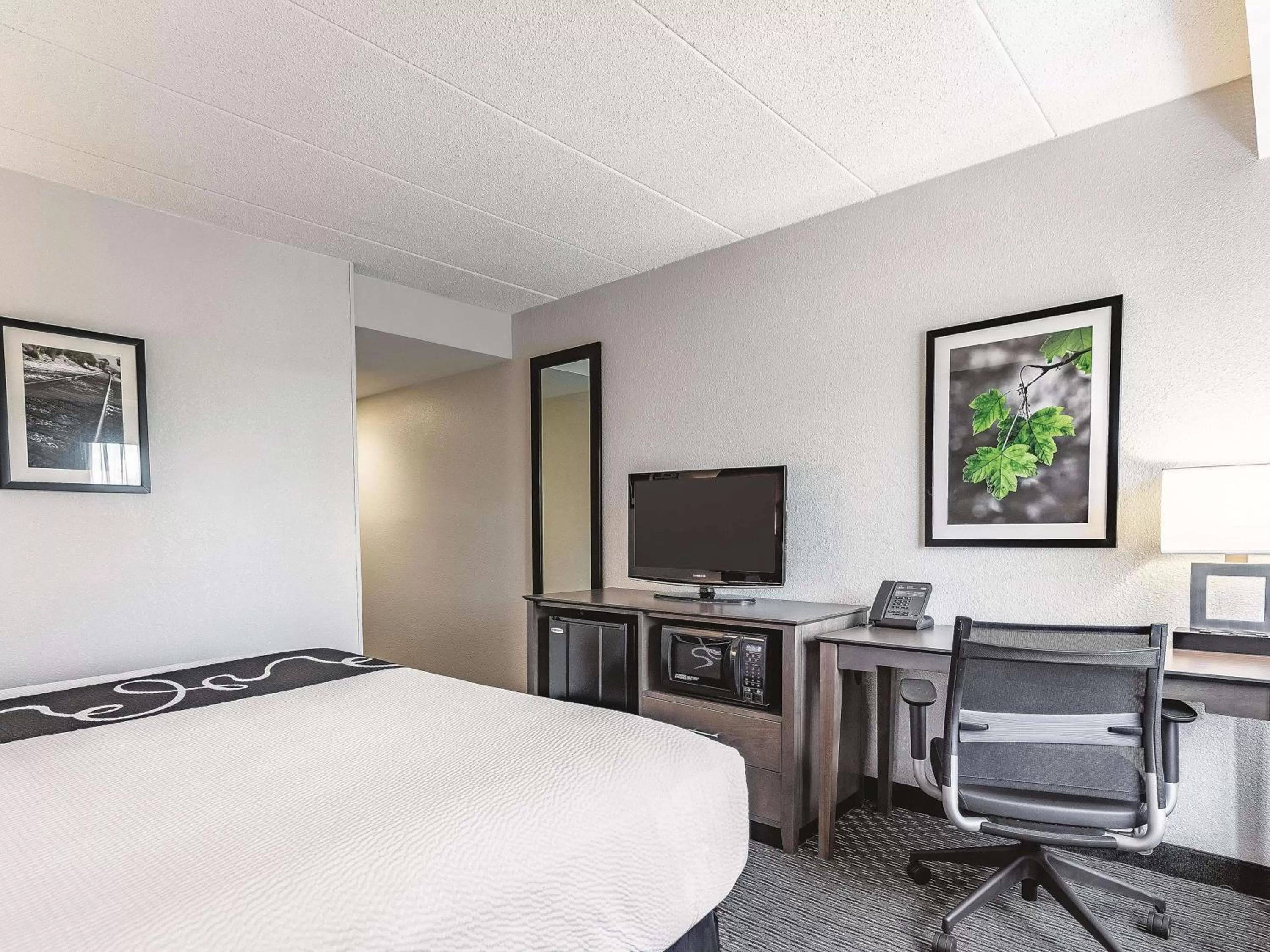 Photo of the whole room in La Quinta by Wyndham Salem NH