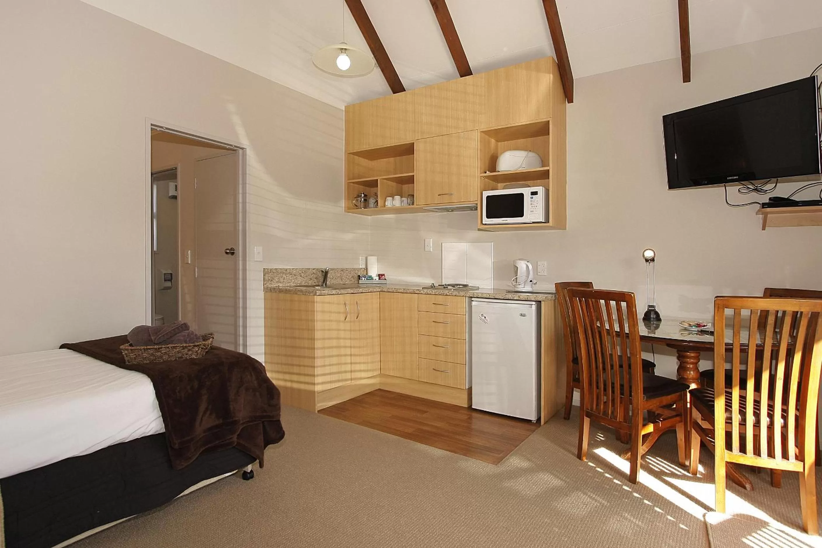 Kitchen or kitchenette in Big Five Motel