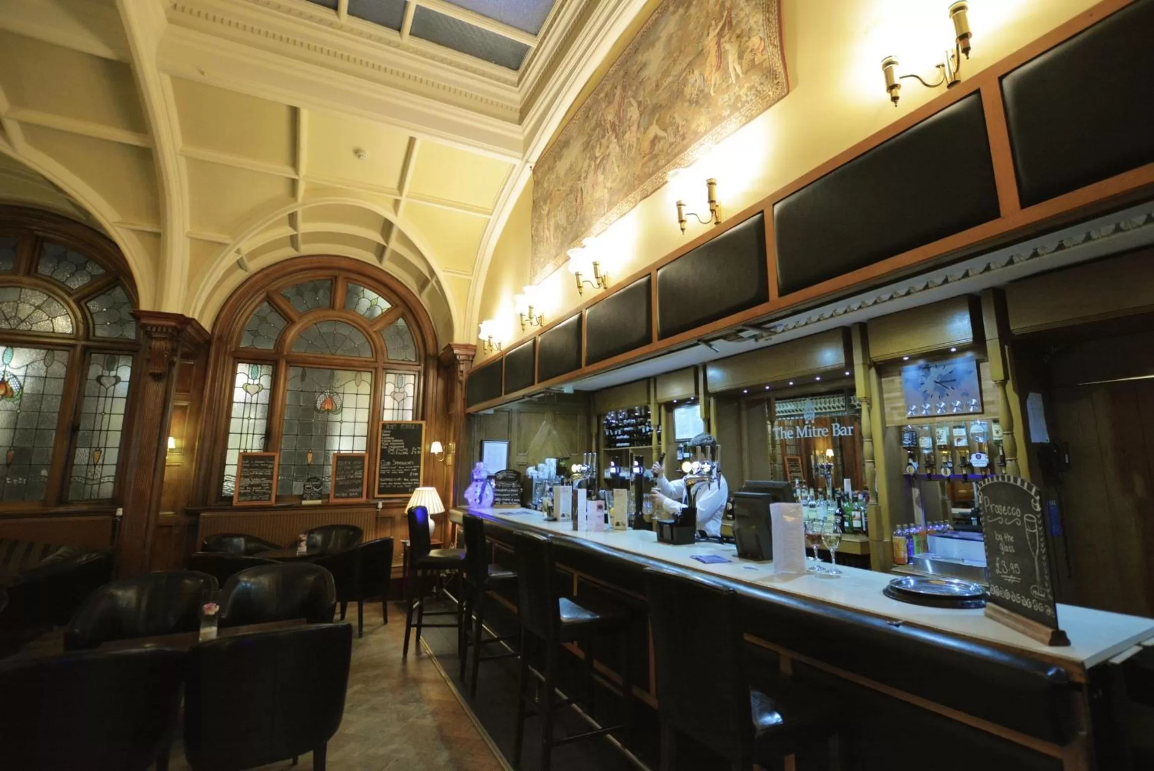 TV and multimedia in Crown & Mitre Hotel