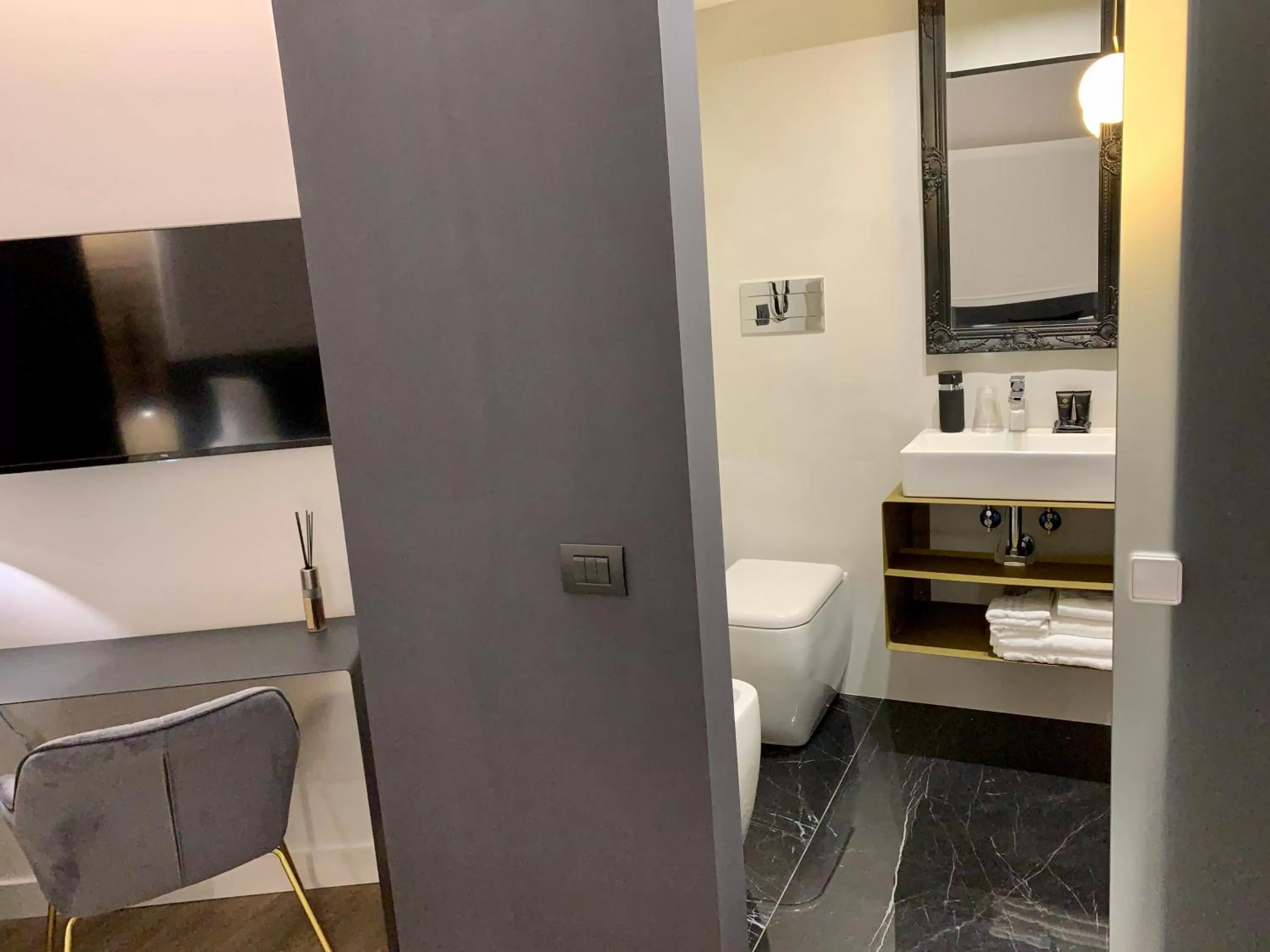 Bathroom in Toledo Boutique Rooms