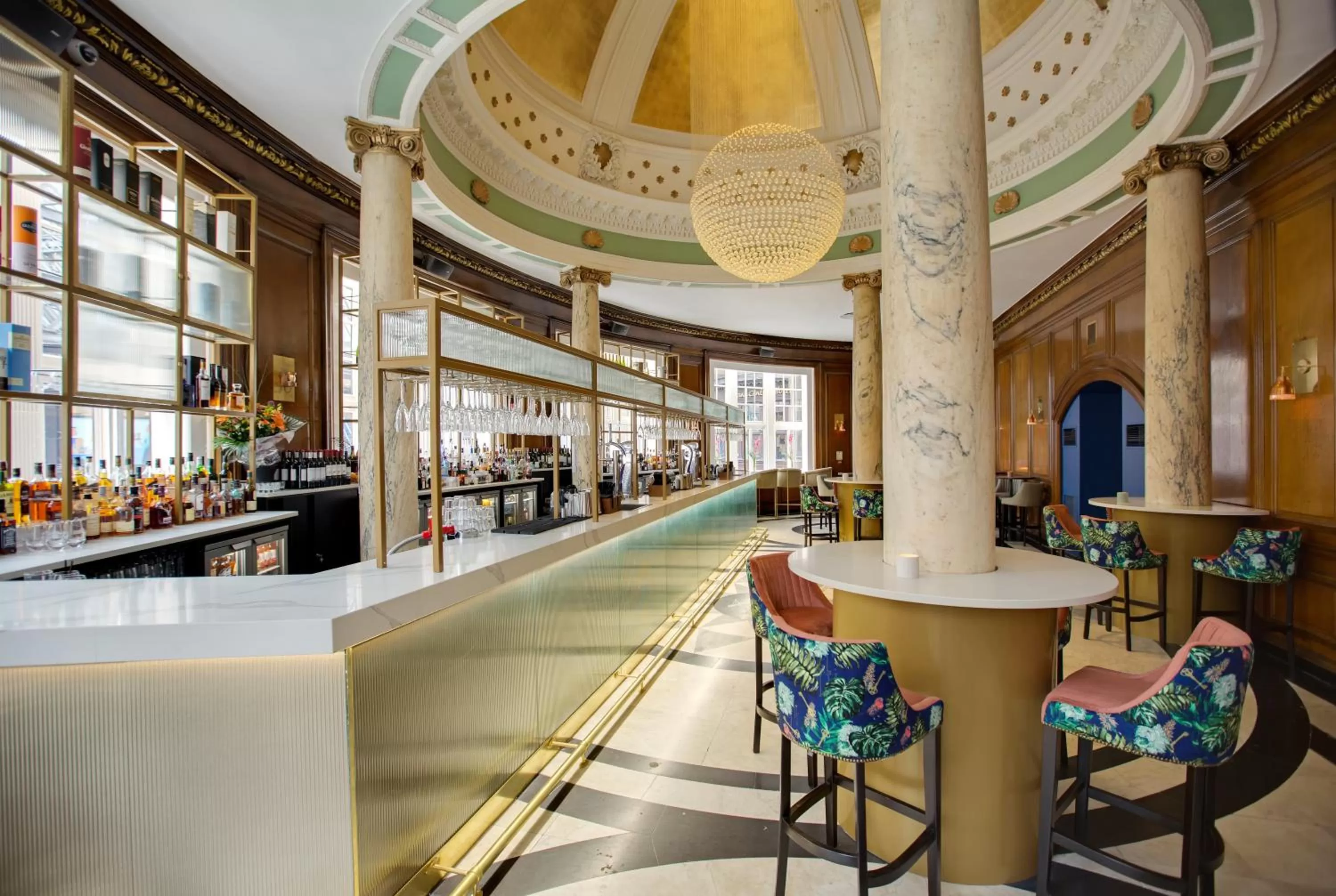 Lounge or bar in voco Grand Central Glasgow by IHG