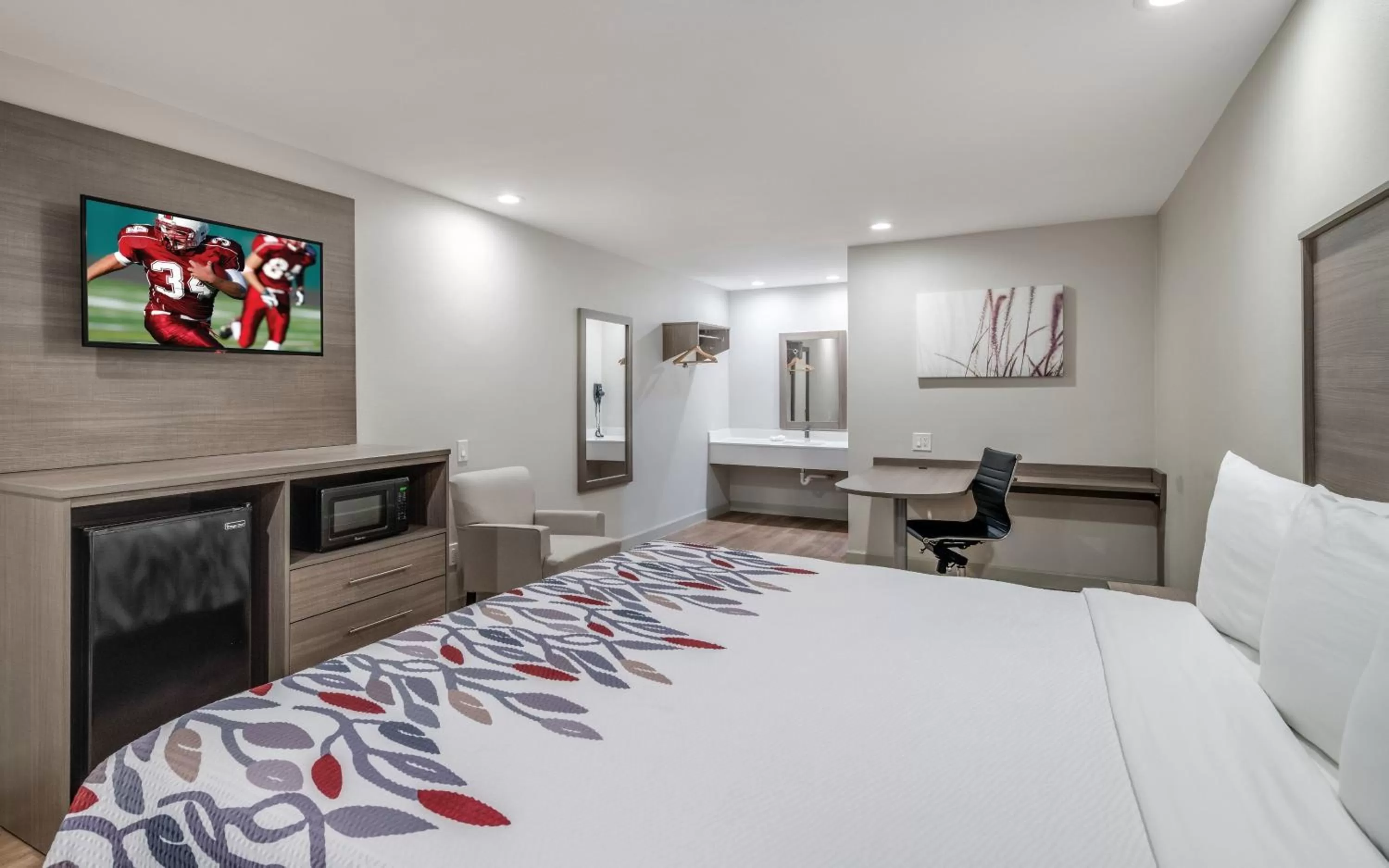 Photo of the whole room, Bed in Red Roof Inn Lewisville