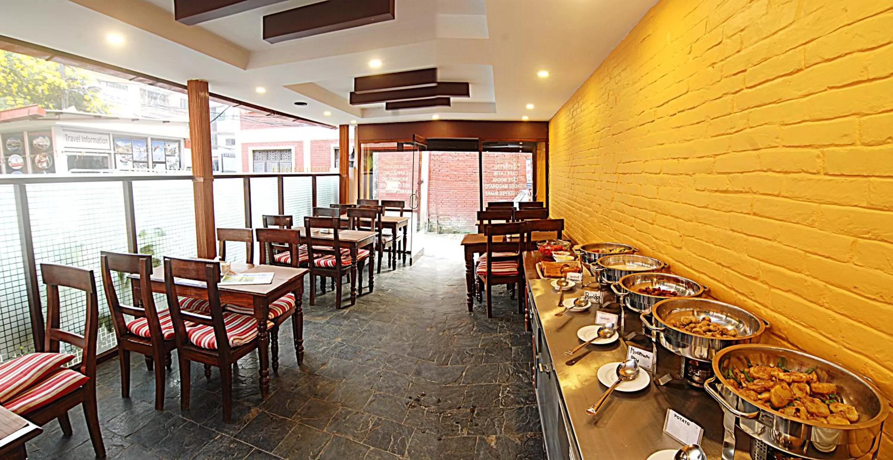 Restaurant/places to eat in Hotel Amaryllis