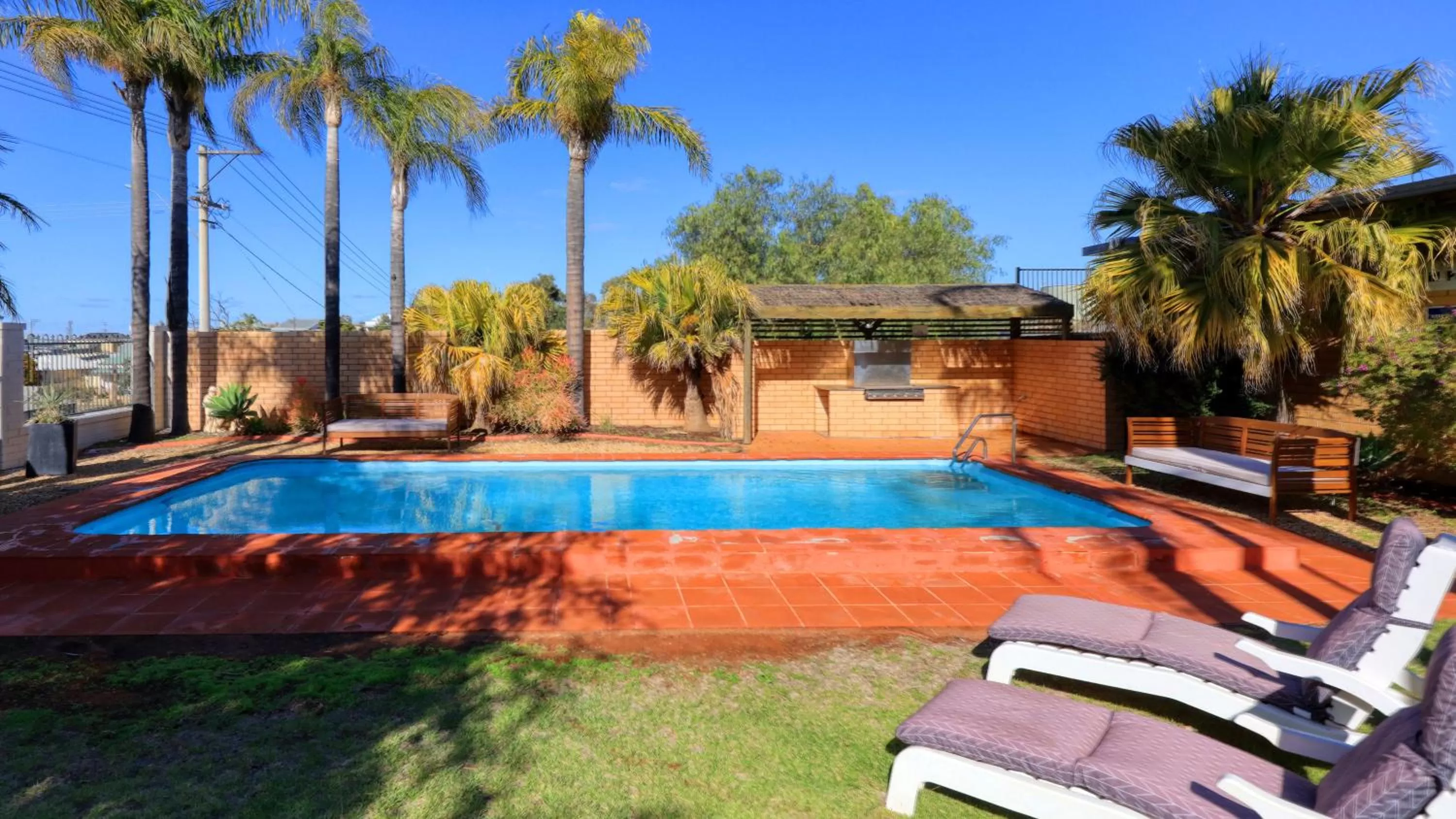 BBQ facilities in Hilltop Motel
