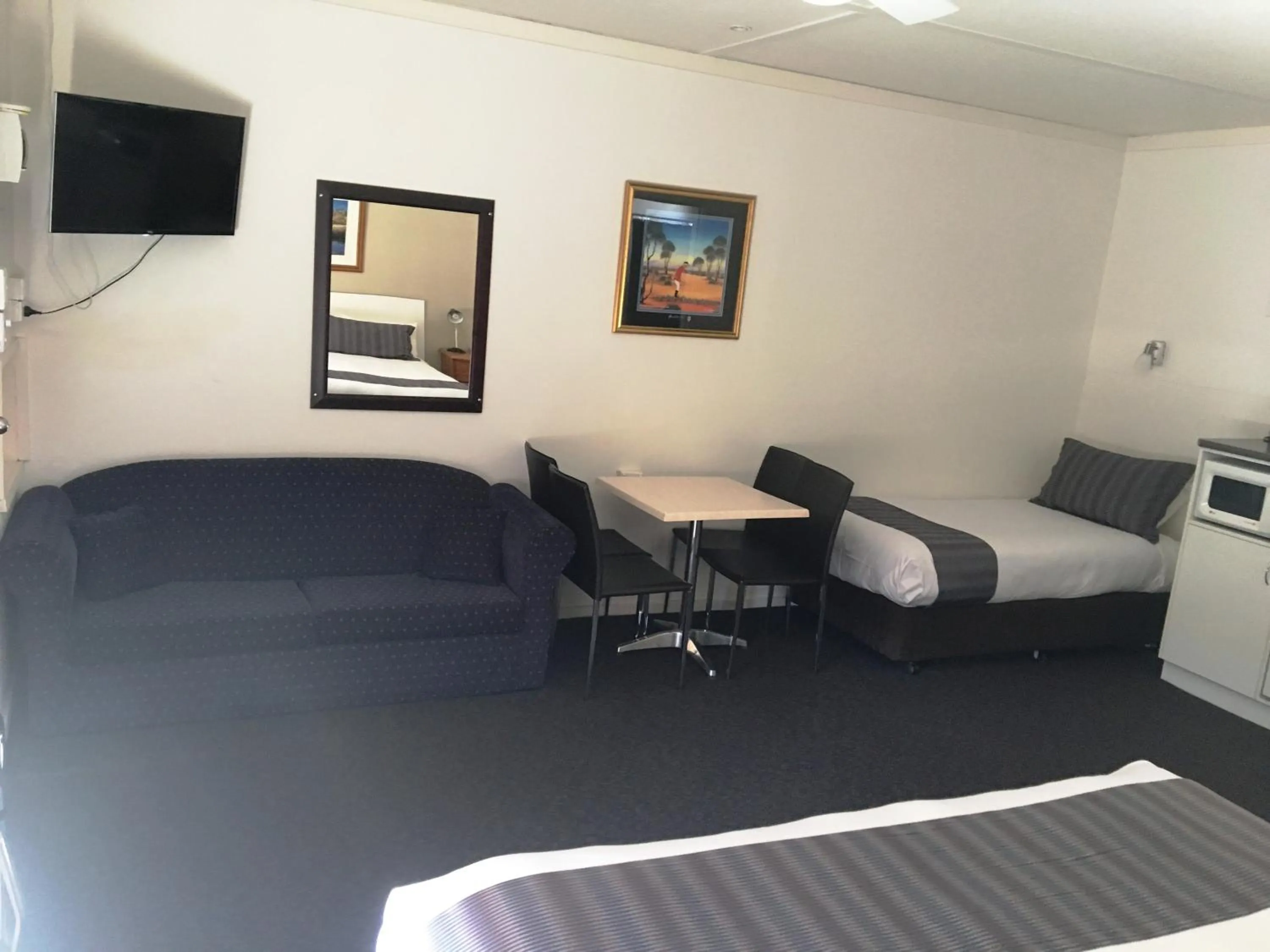 Bed in Nicholas Royal Motel - No Pets Allowed