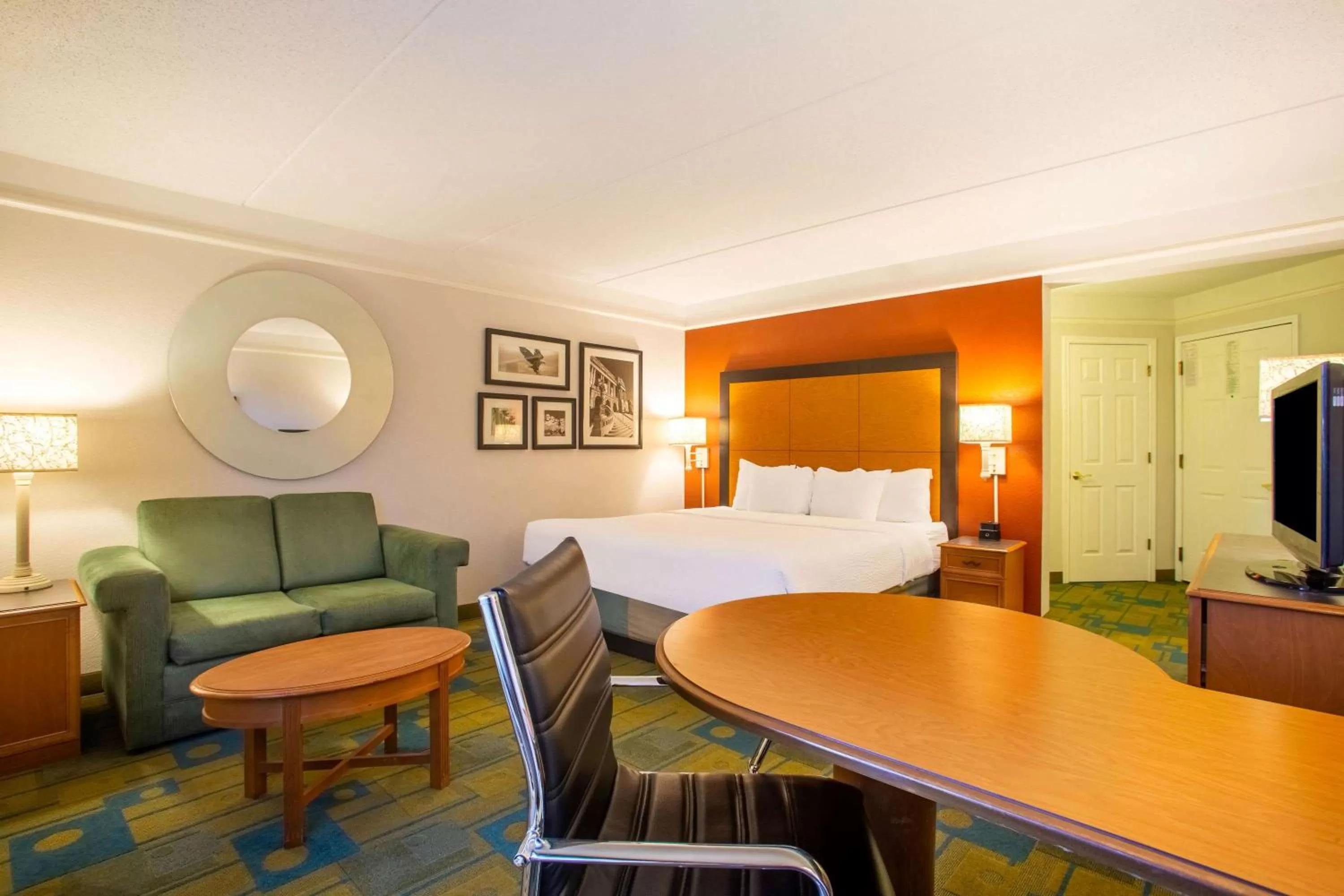 Photo of the whole room, Bed in La Quinta by Wyndham Charlotte Airport South