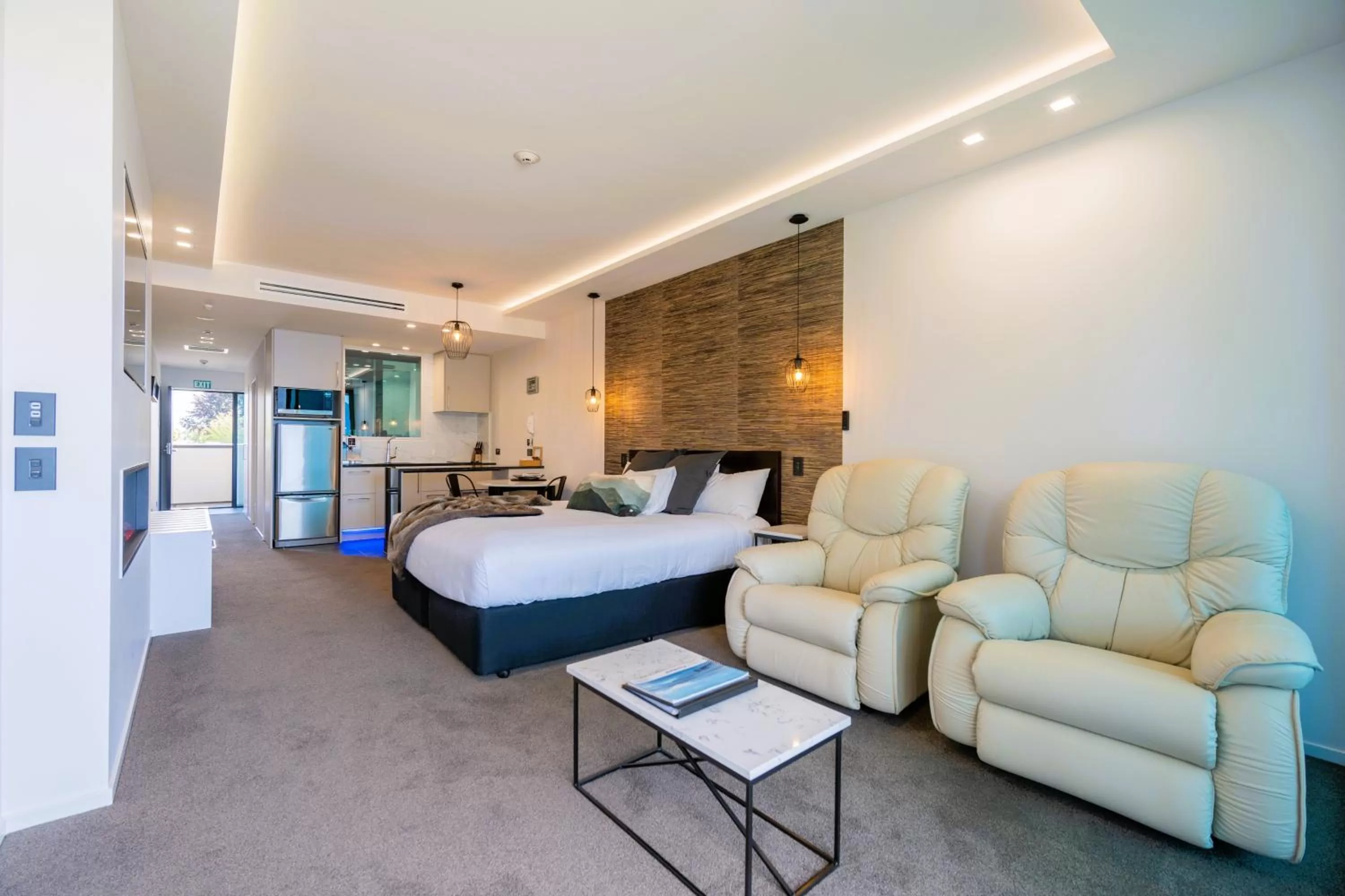 Living room, Bed in Fiordland Lakeview Motel and Apartments