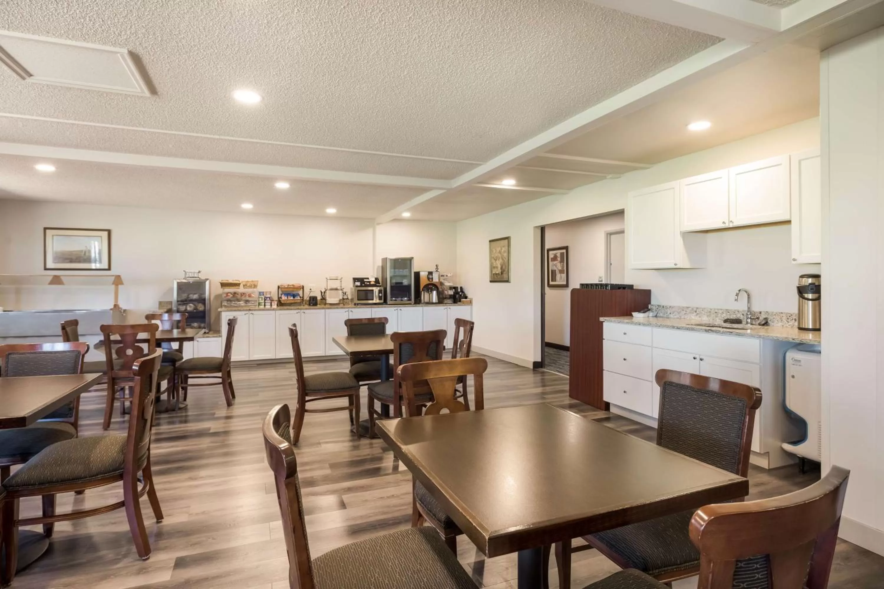 Restaurant/places to eat in SureStay Hotel by Best Western Thomson