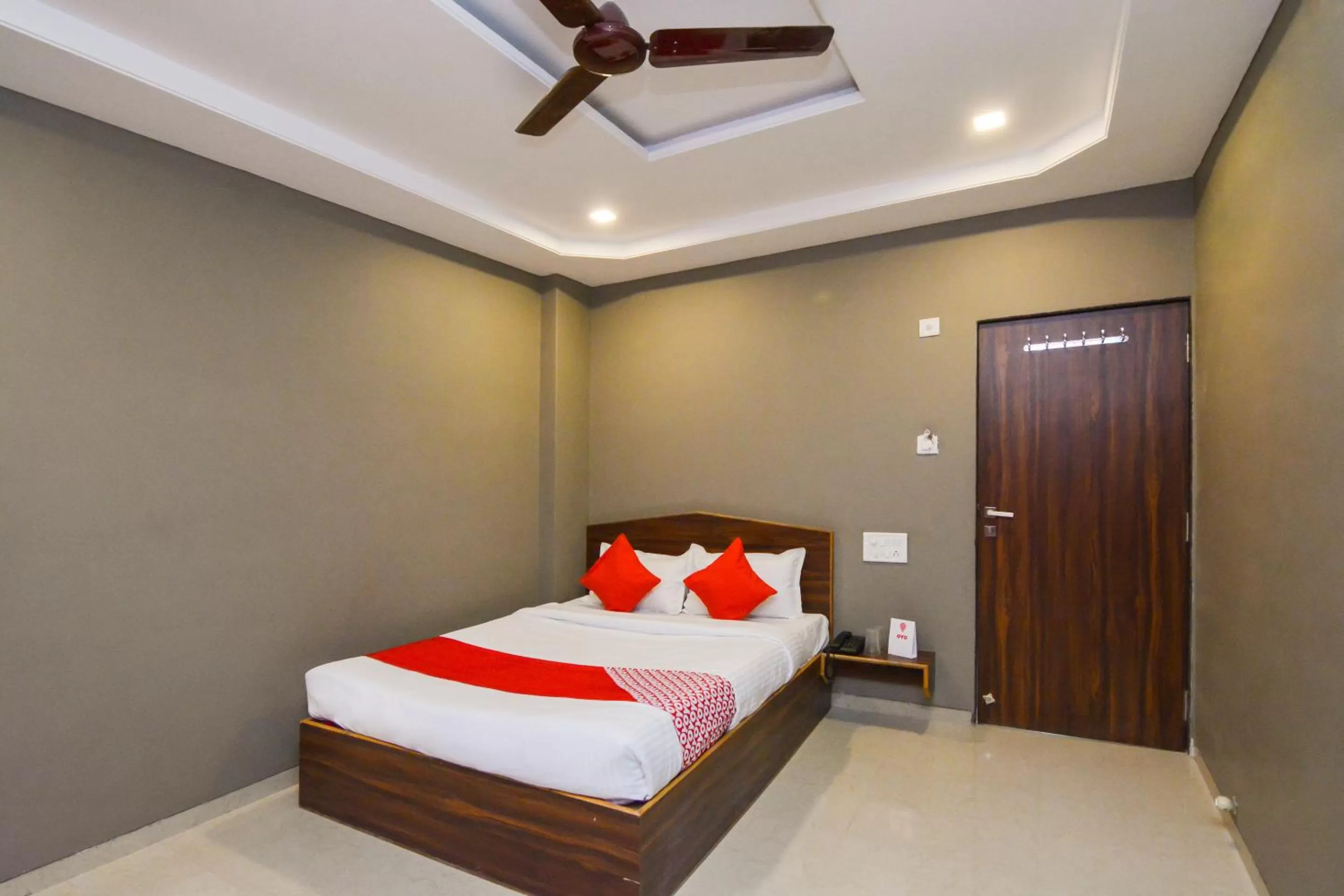 Photo of the whole room, Bed in Sukrangu Palace