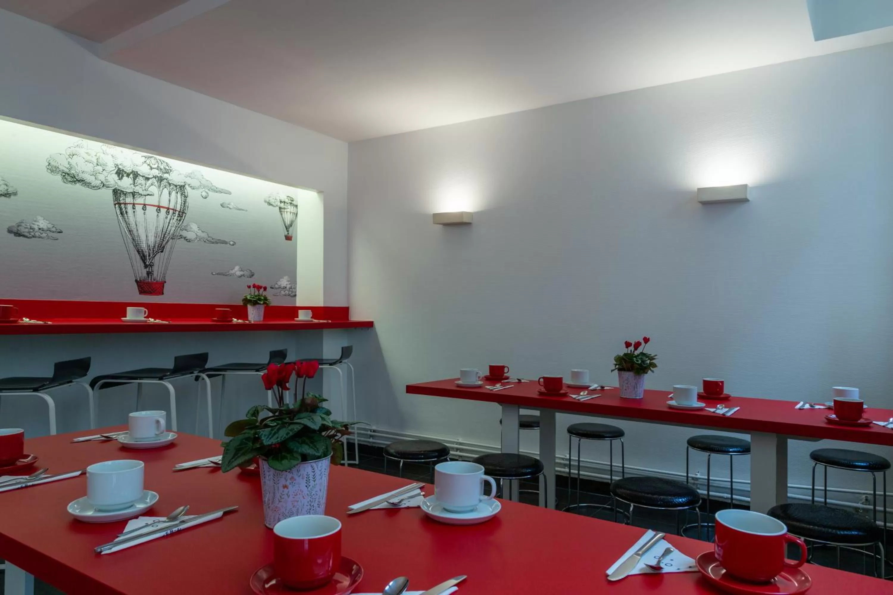 Area and facilities in The Originals City, Hôtel Lecourbe, Paris Tour Eiffel