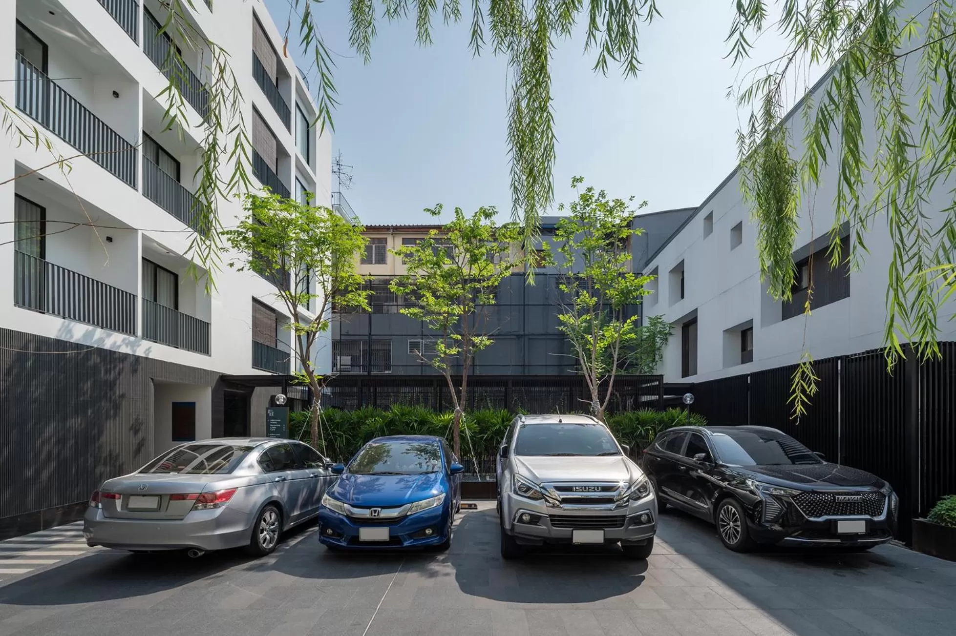 Parking in Lilit Bang Lumphu Hotel