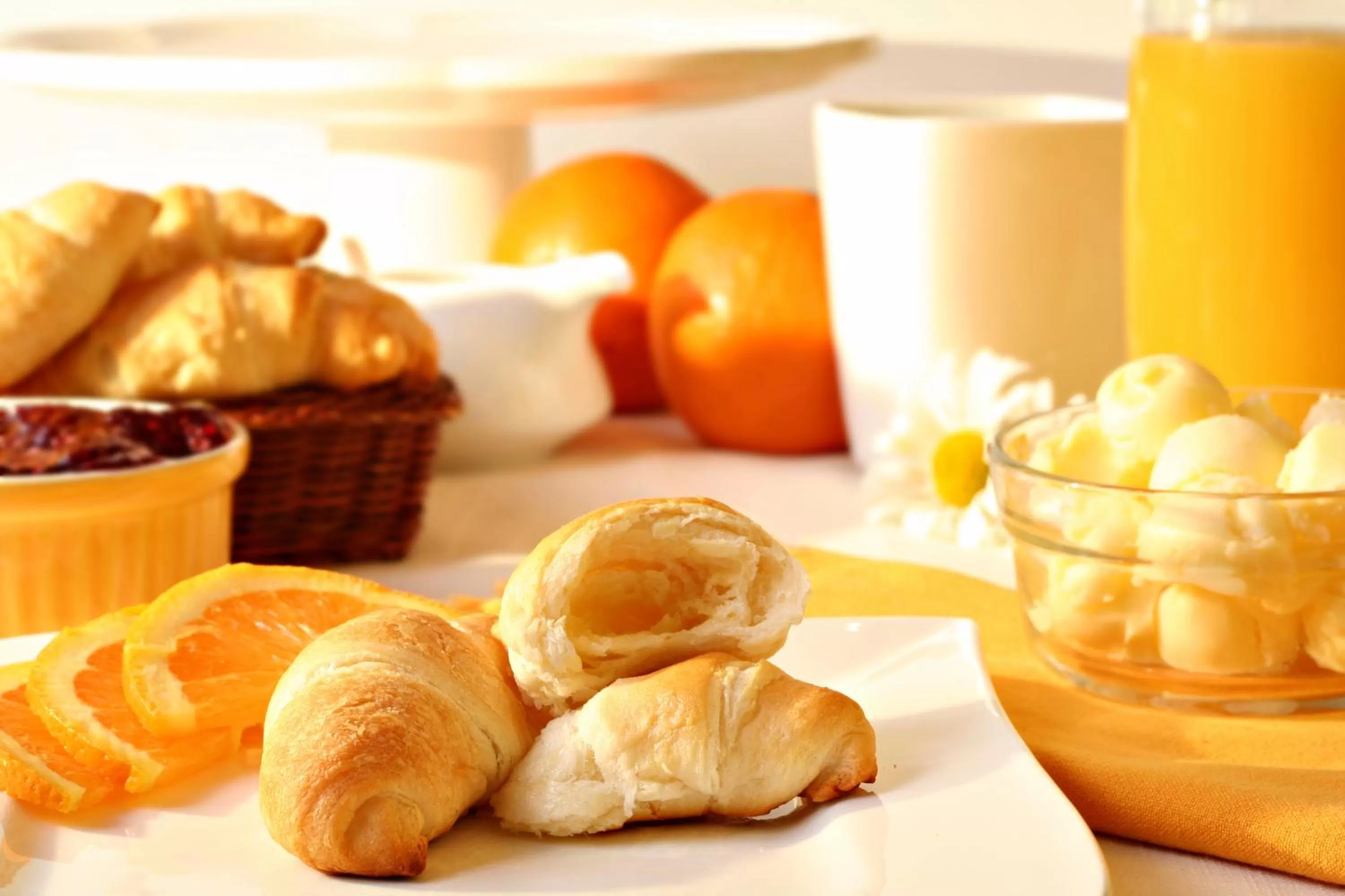 Breakfast in Wyndham Qingdao l Free Fixed-Time Shuttle Service Between Hotel and Airport & North Railway Station l Outdoor Children's Amusement Park l 1-Hour Play Snooker or Table Tennis
