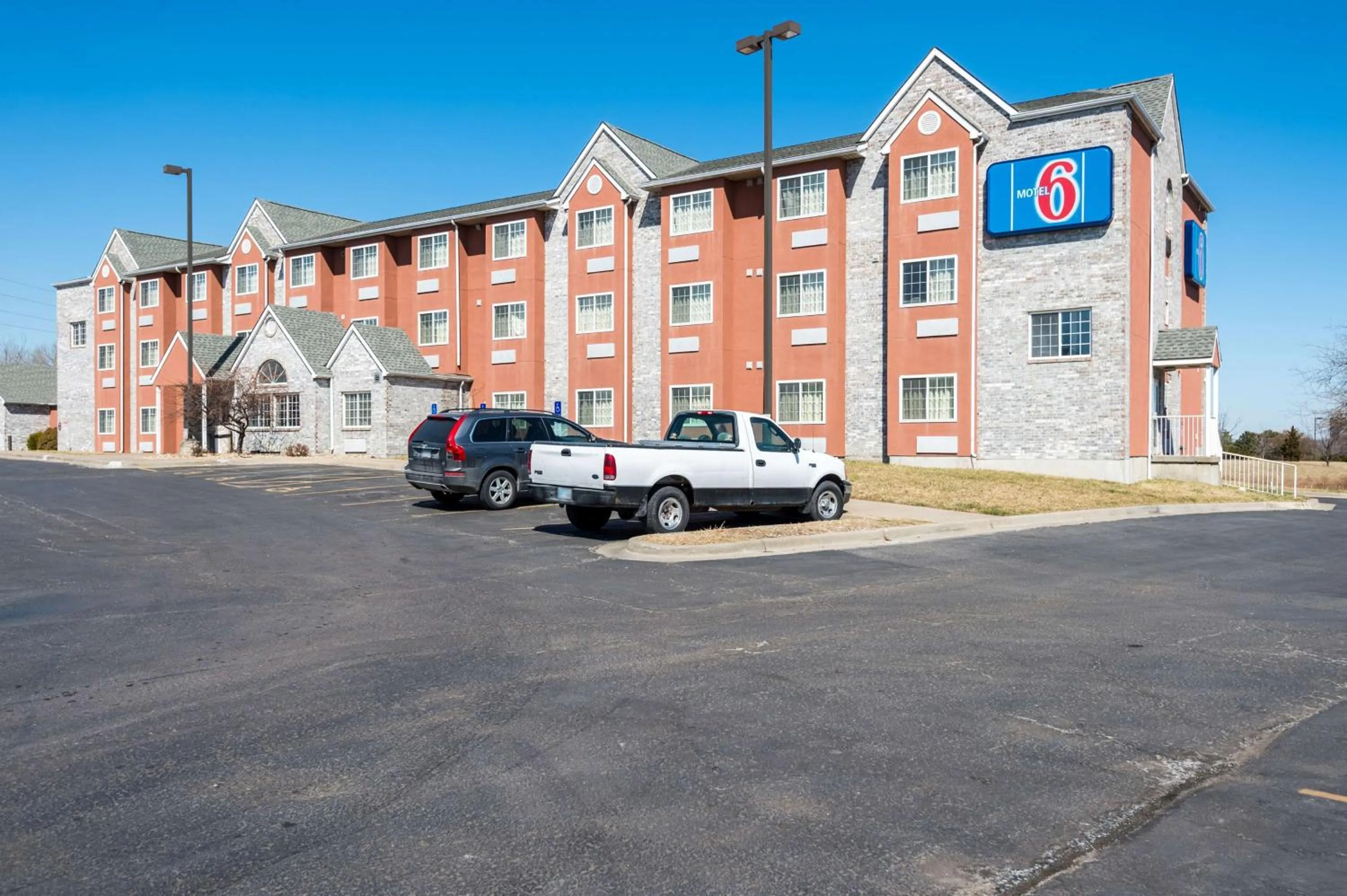 Property building in Motel 6-Olathe, KS