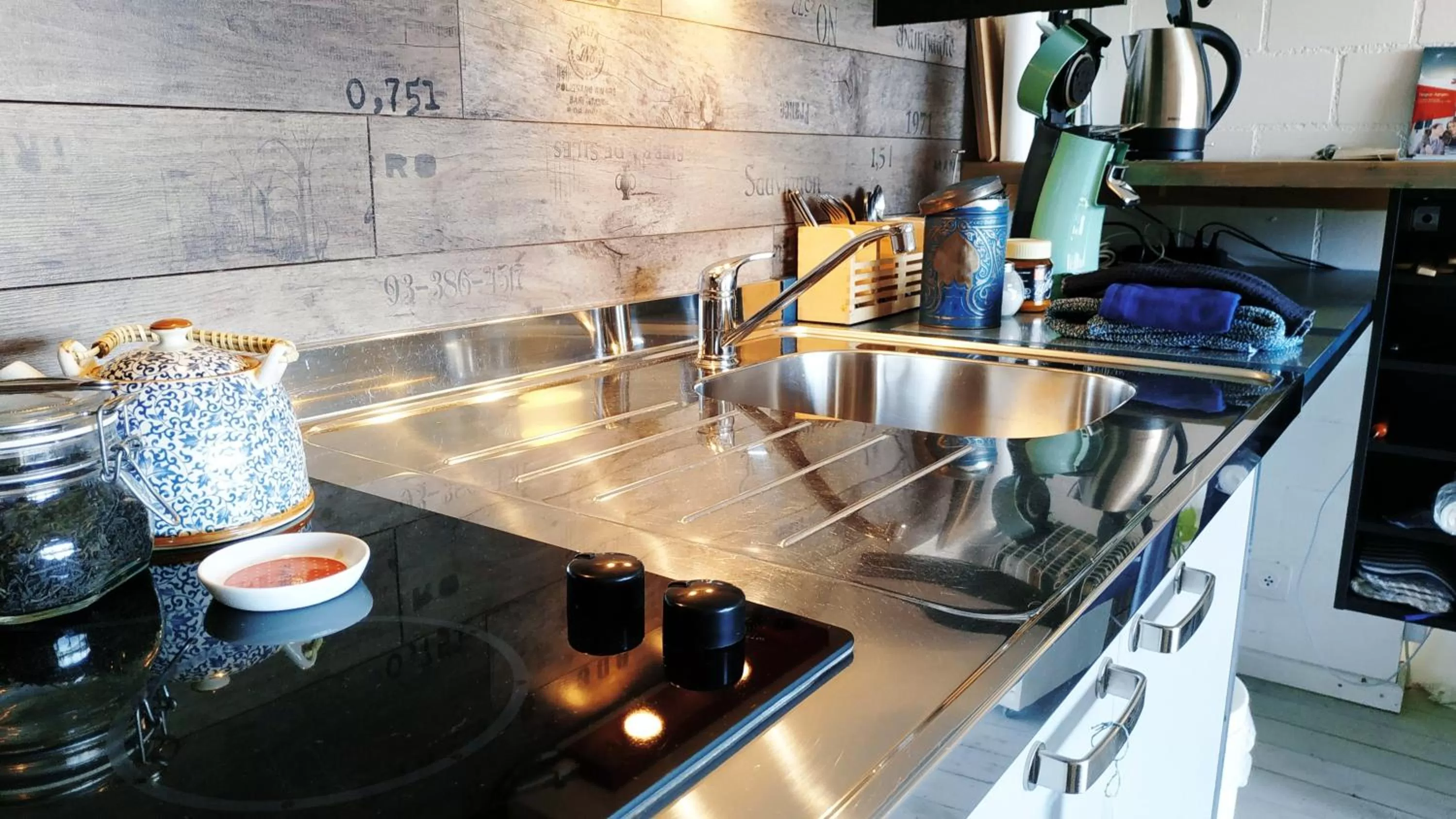 Kitchen/Kitchenette in Blue Wall BnB