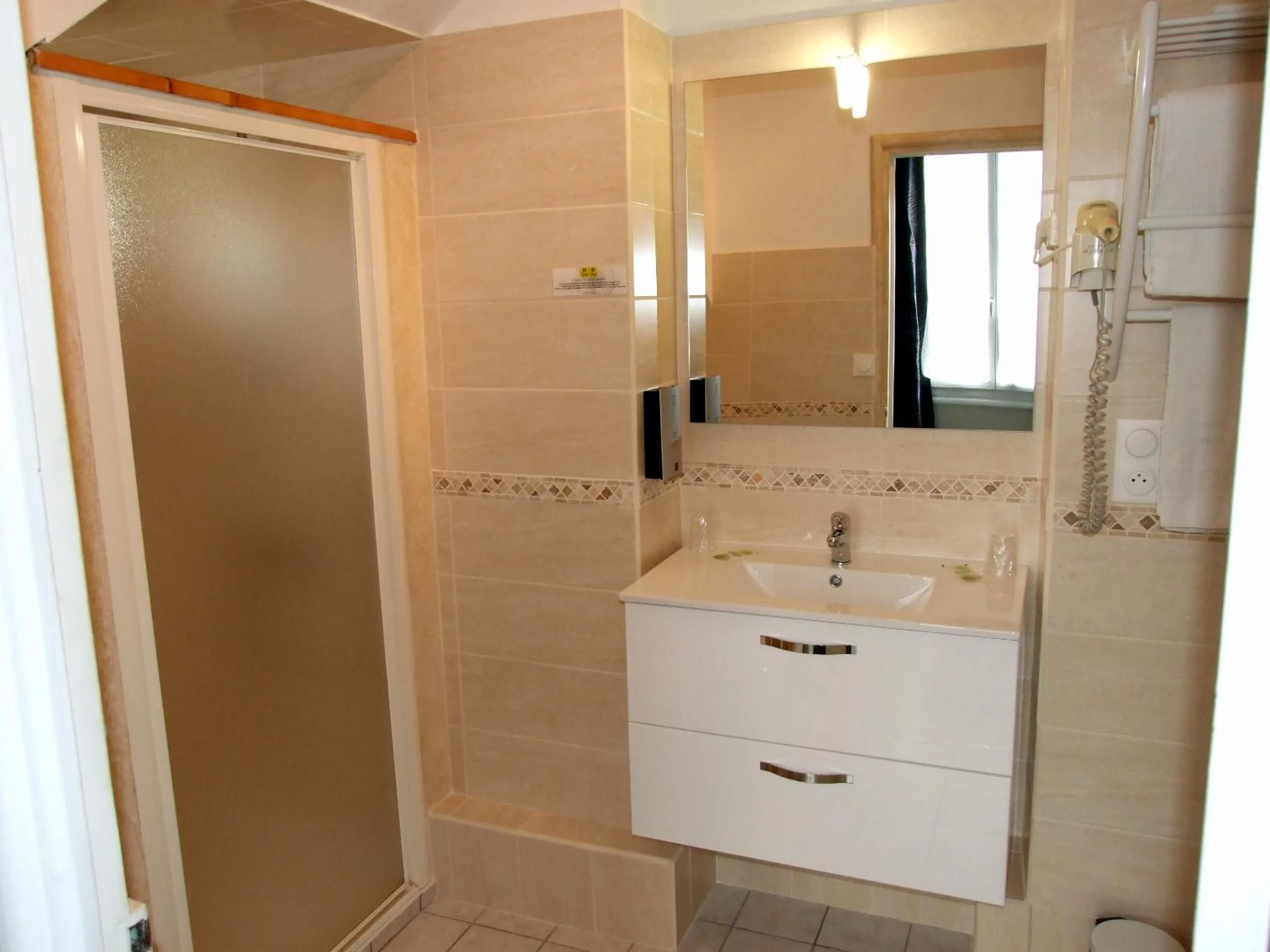 Bathroom in Logis Hotel L'Occitan 2 étoiles