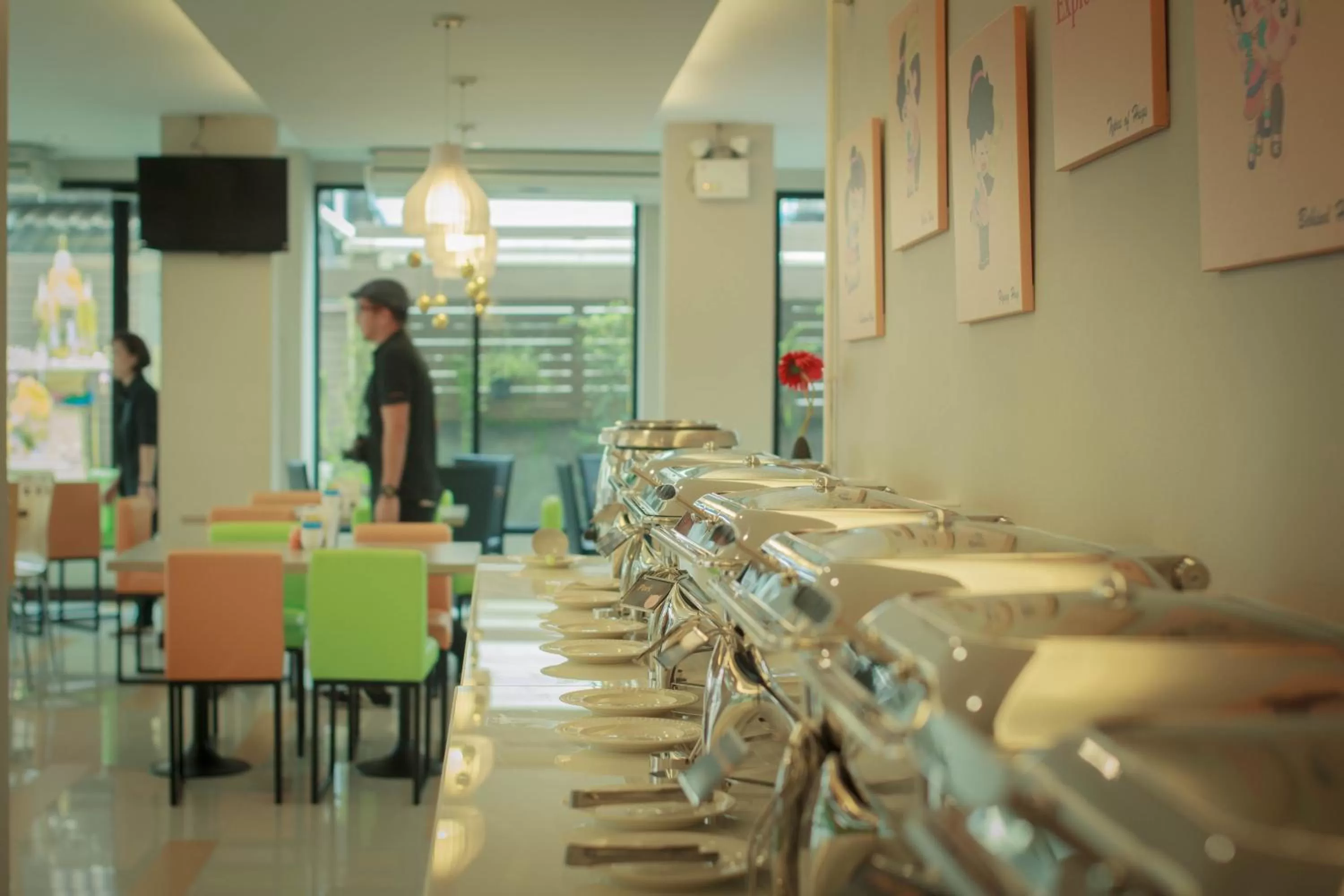 Restaurant/places to eat in De Hug Hotel & Residence