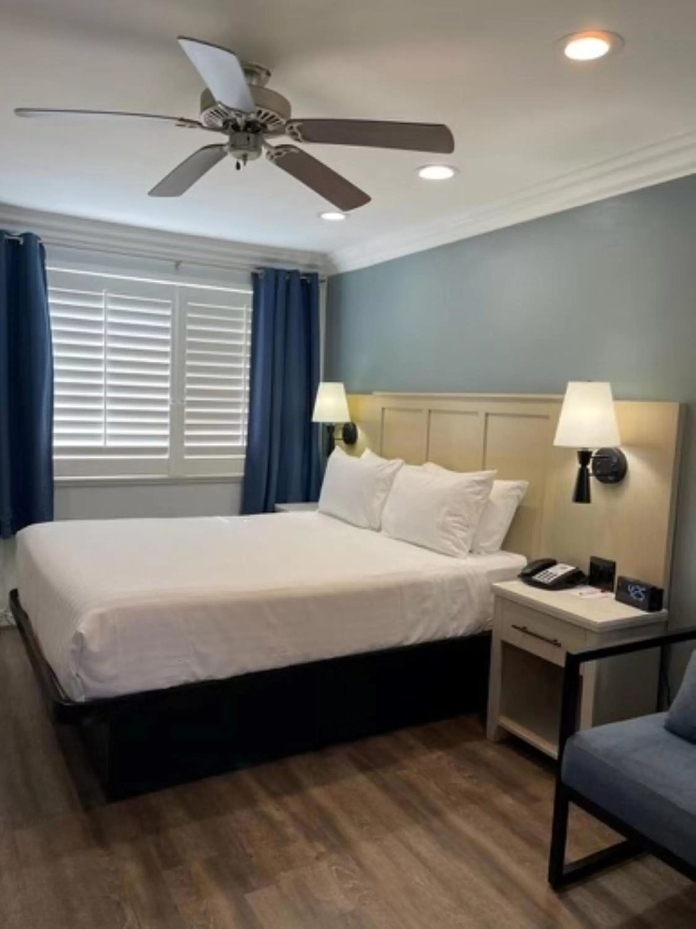 Bedroom, Bed in Ramada by Wyndham Redondo Beach