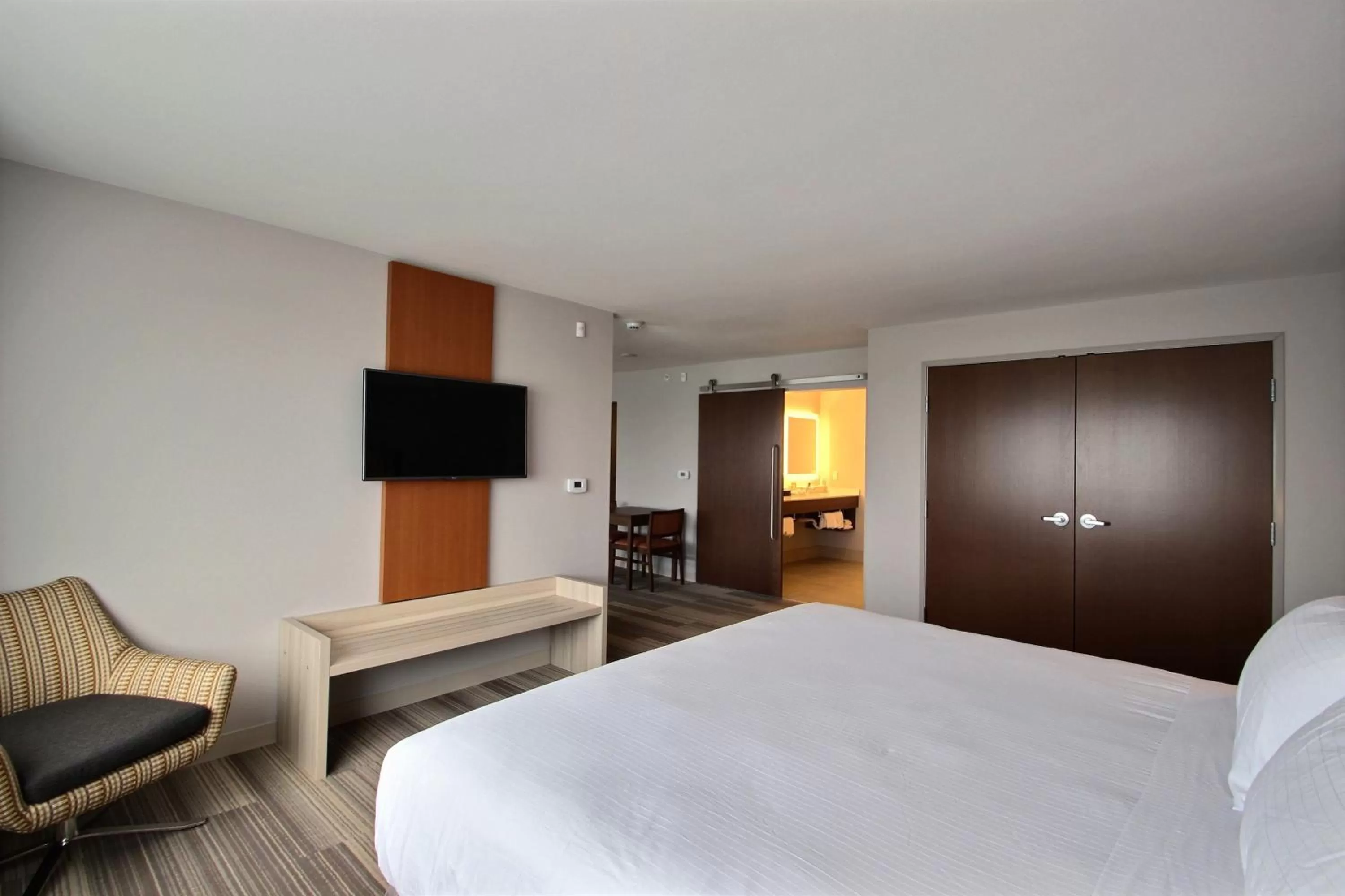 Photo of the whole room, Bed in Holiday Inn Express & Suites Fond Du Lac by IHG