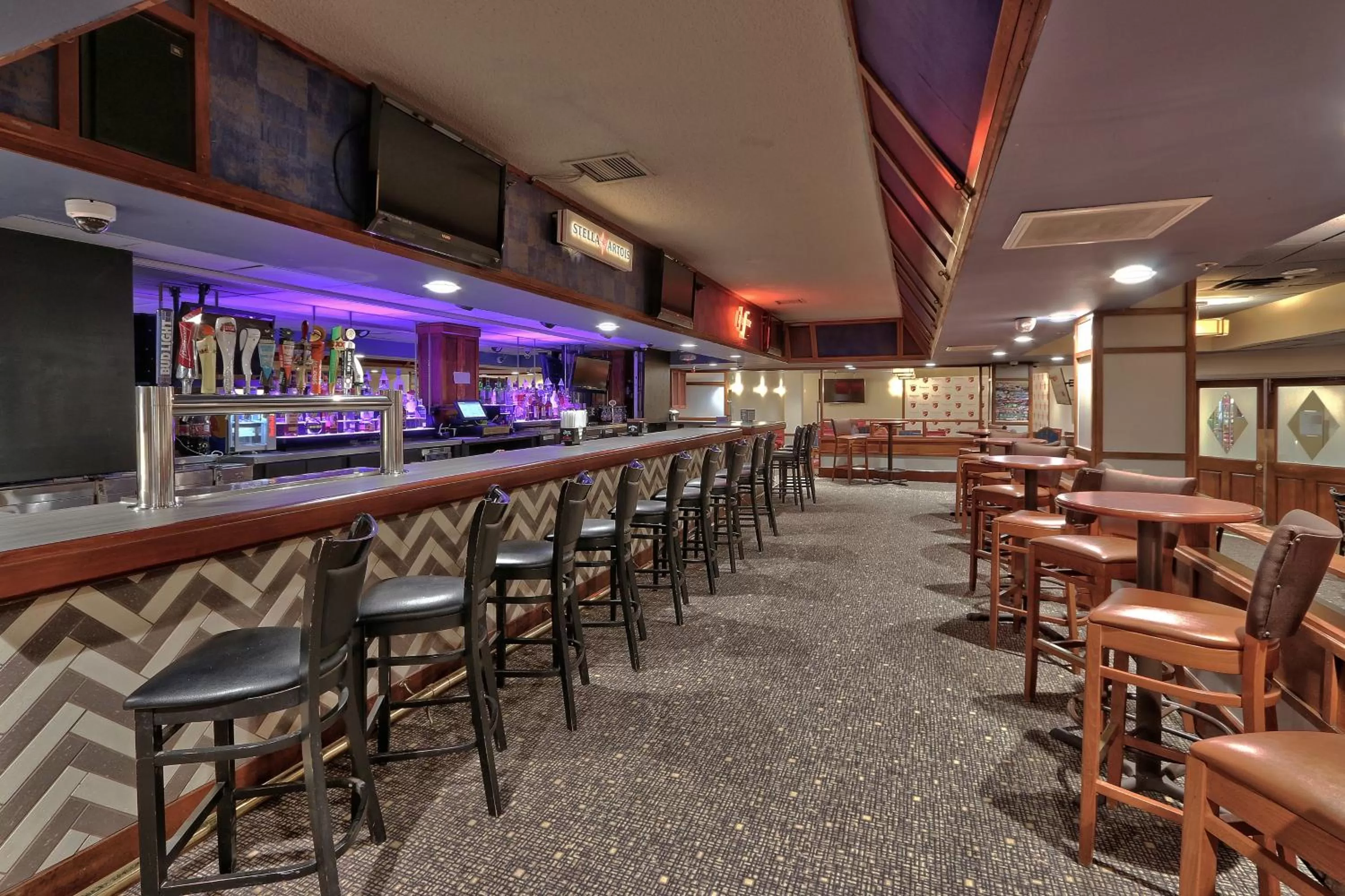 Lounge or bar in Ramada by Wyndham Albuquerque Midtown