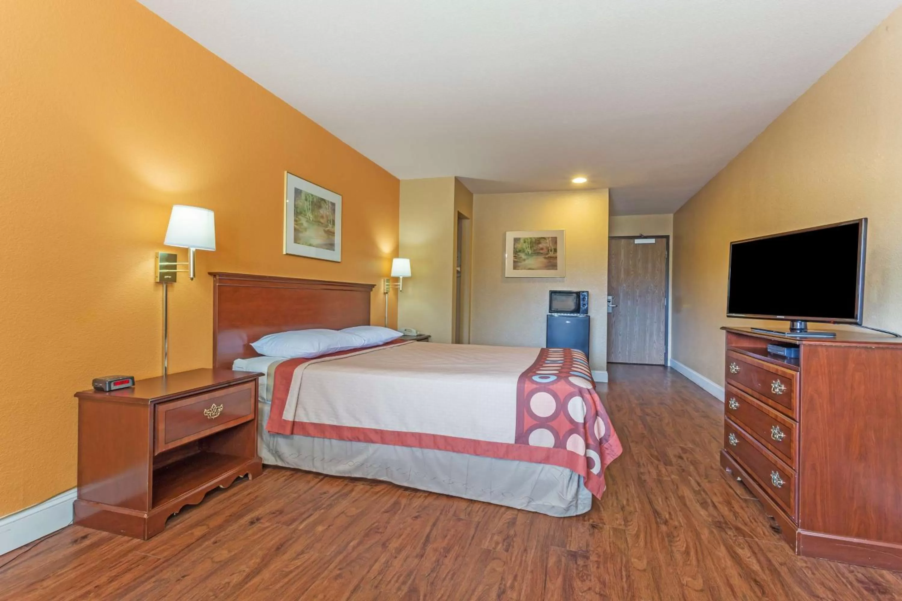 Photo of the whole room in Harvest Inn Dixon UC Davis