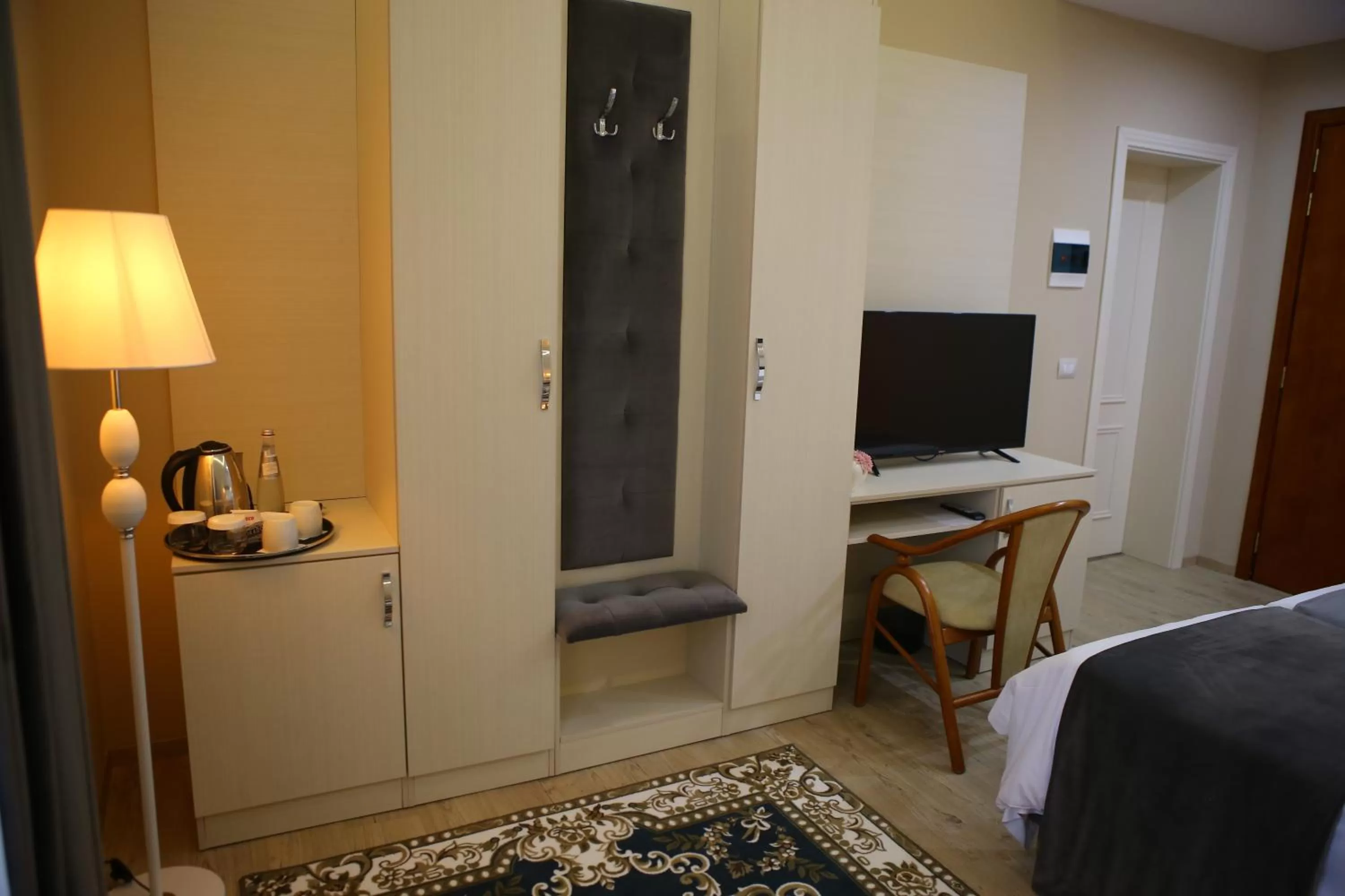 Communal lounge/ TV room, Bed in Hotel Colombo