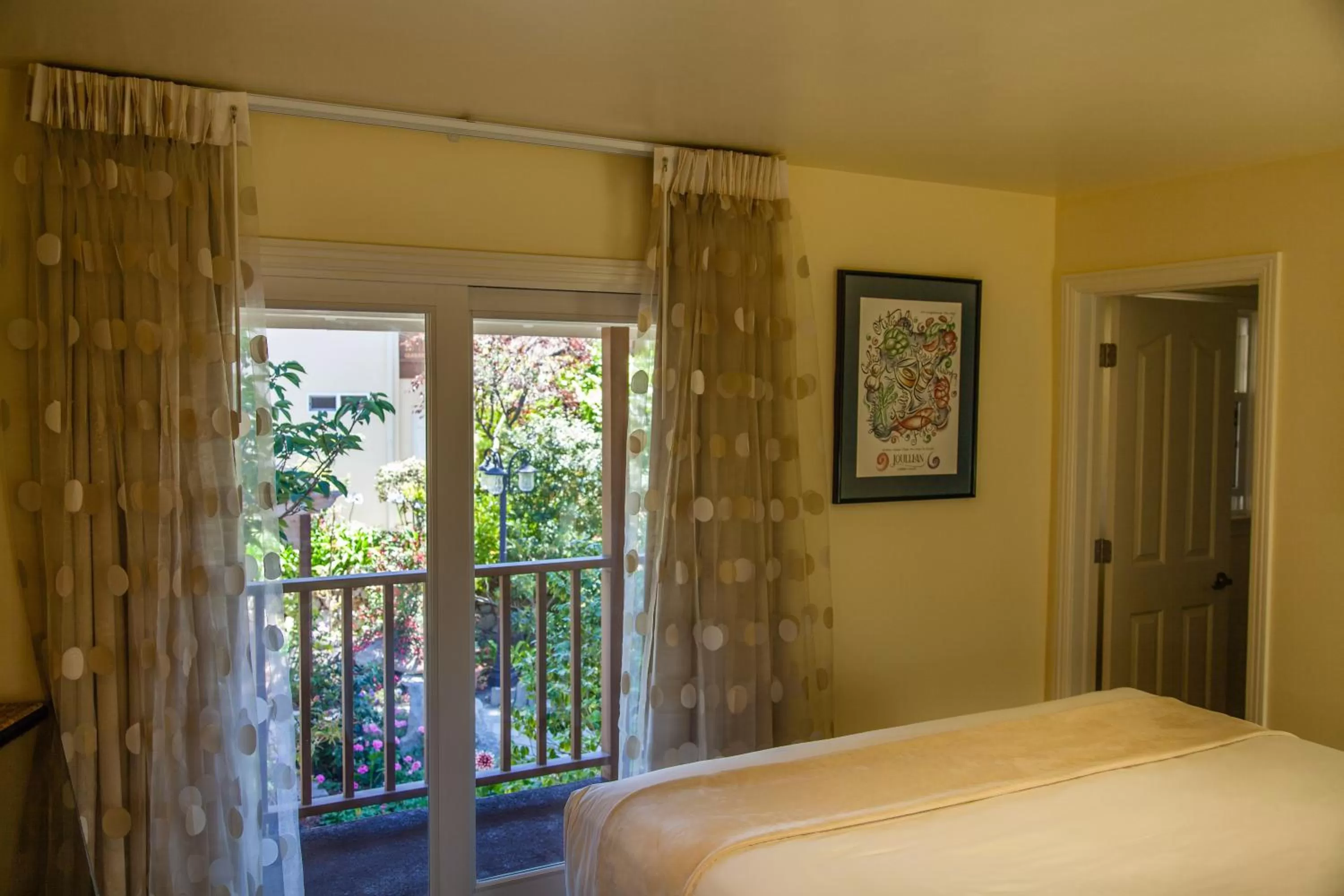 Balcony/Terrace, Bed in The Vendange Carmel Inn & Suites