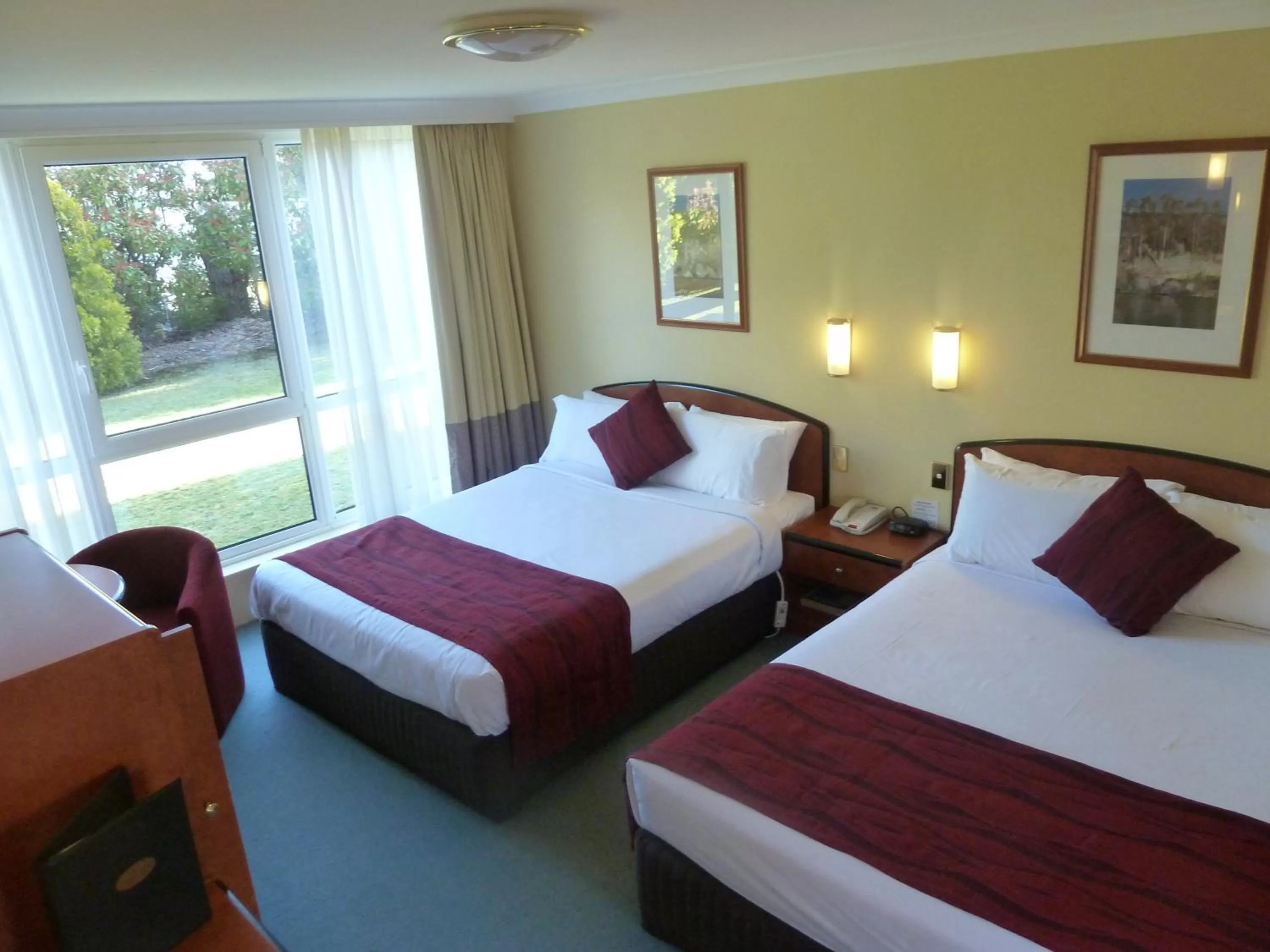 Bed in Alpine Motor Inn