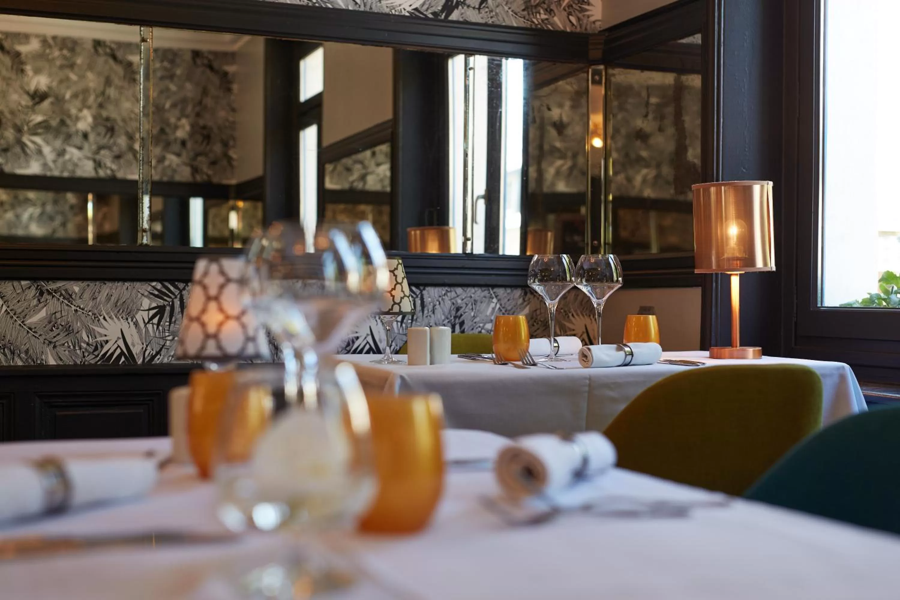 Lounge or bar in The Originals Boutique, Hôtel La Colonne de Bronze, Saint-Valéry-sur-Somme