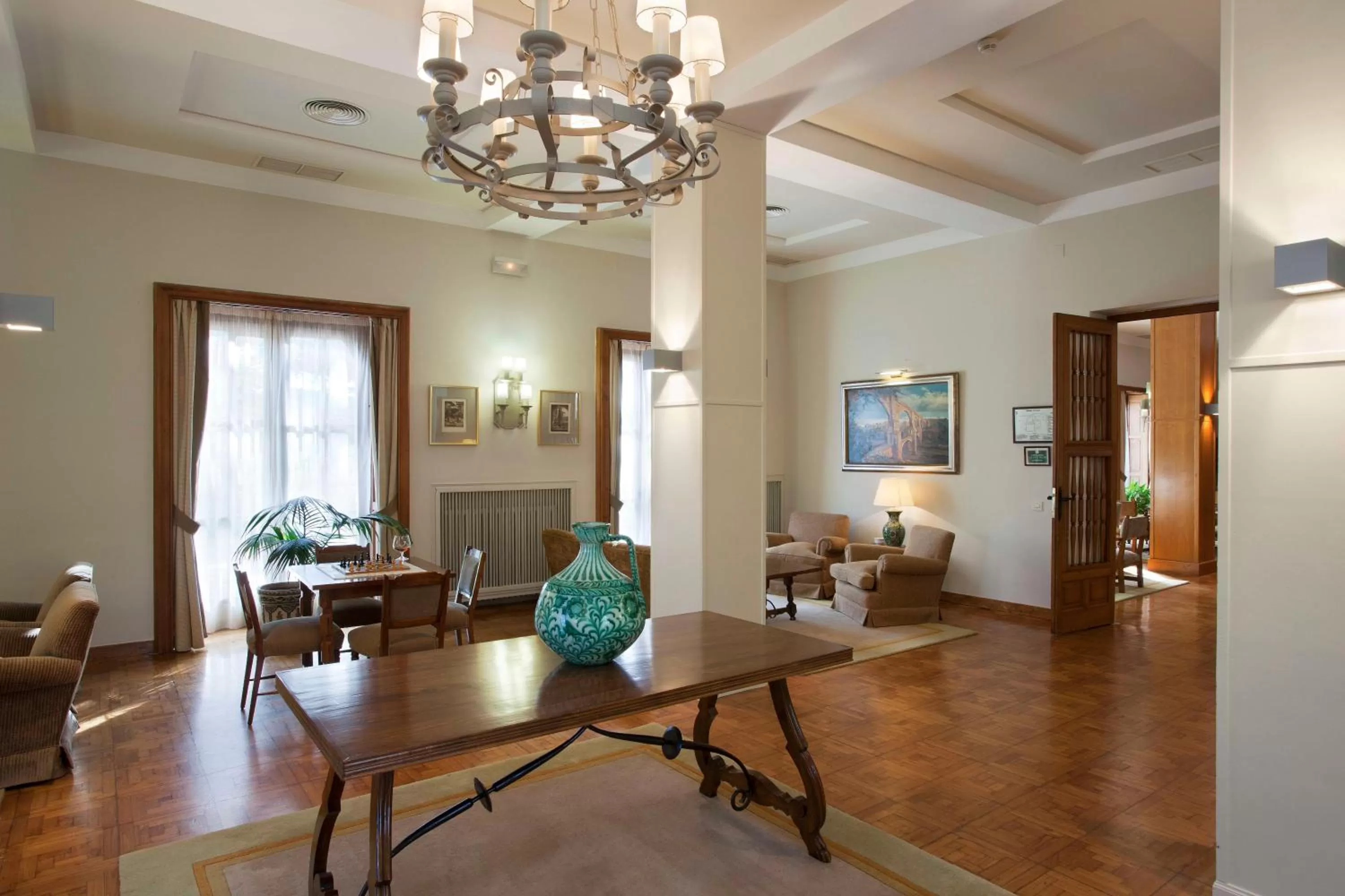 Communal lounge/ TV room in Parador de Teruel