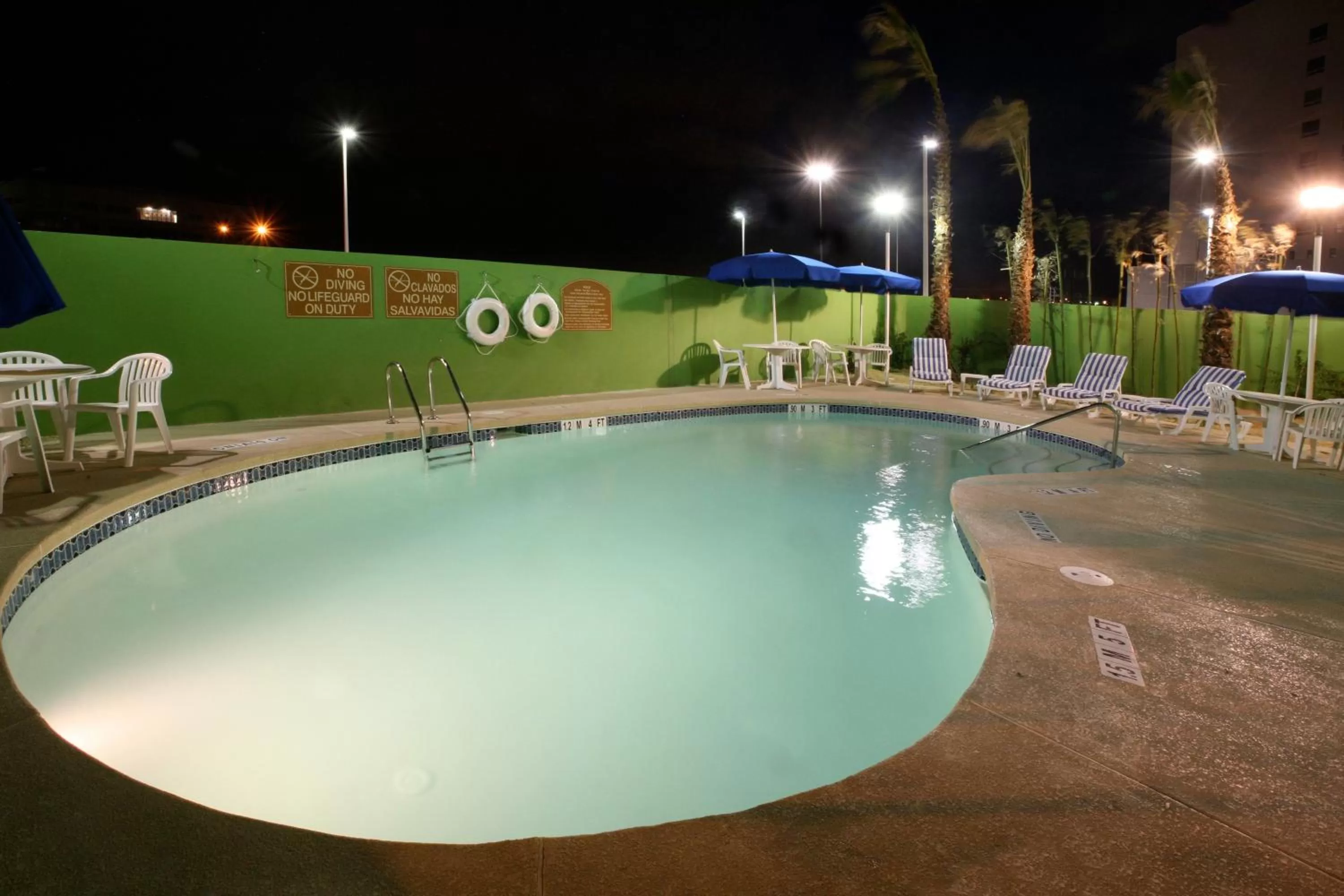 Swimming pool in Holiday Inn Express & Suites Toluca Zona Aeropuerto by IHG
