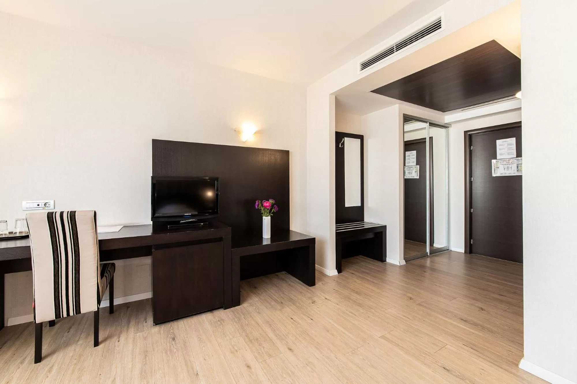 Photo of the whole room in Hotel Parliament