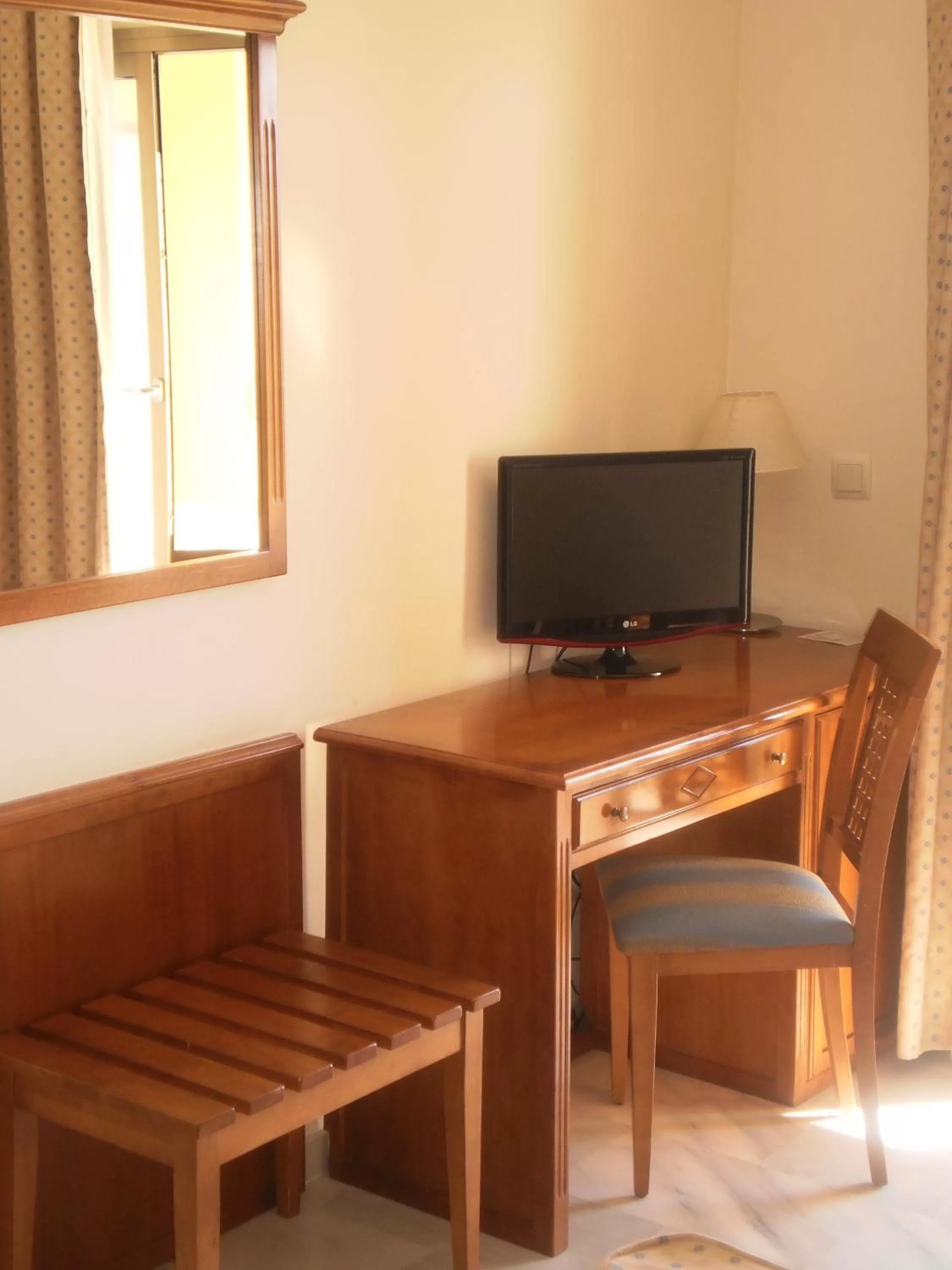 TV and multimedia in BQ Andalucia Beach Hotel