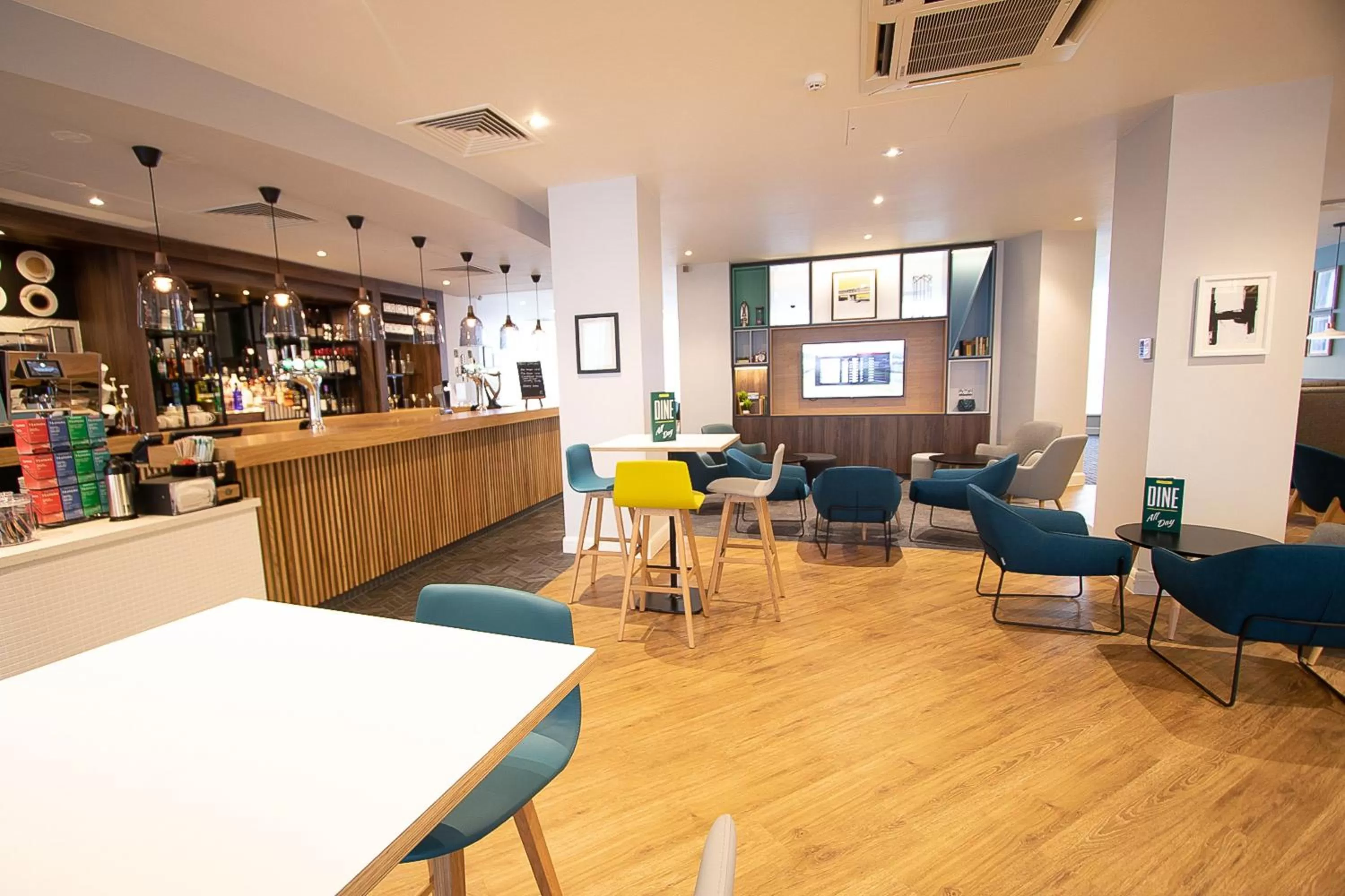 Lounge or bar in Holiday Inn Preston by IHG