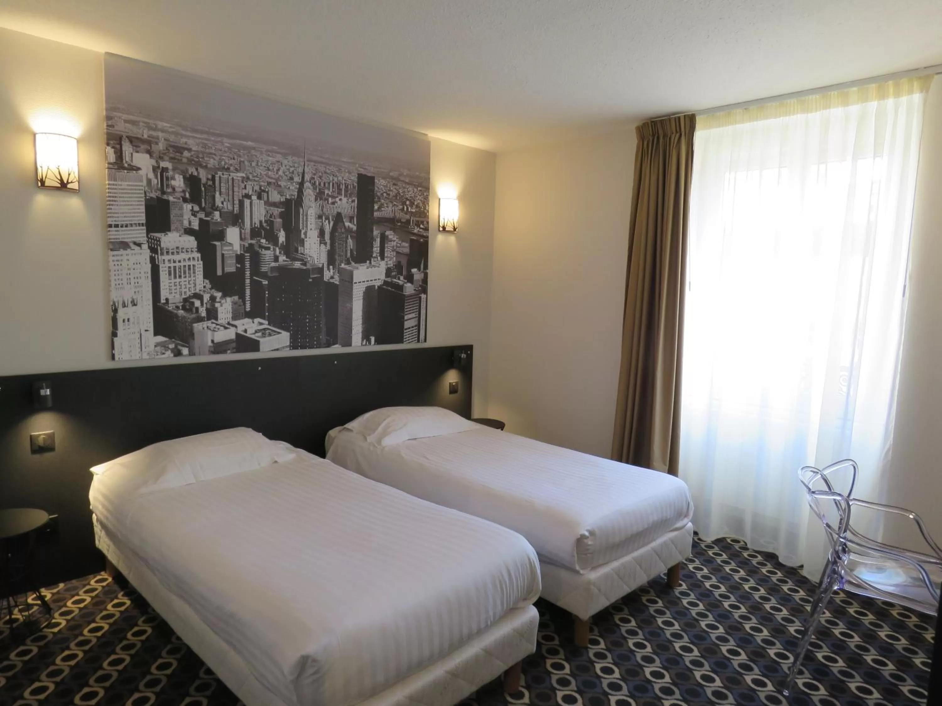 Photo of the whole room, Bed in CIT'HÔTEL LE DAV Clermont-Ferrand Centre