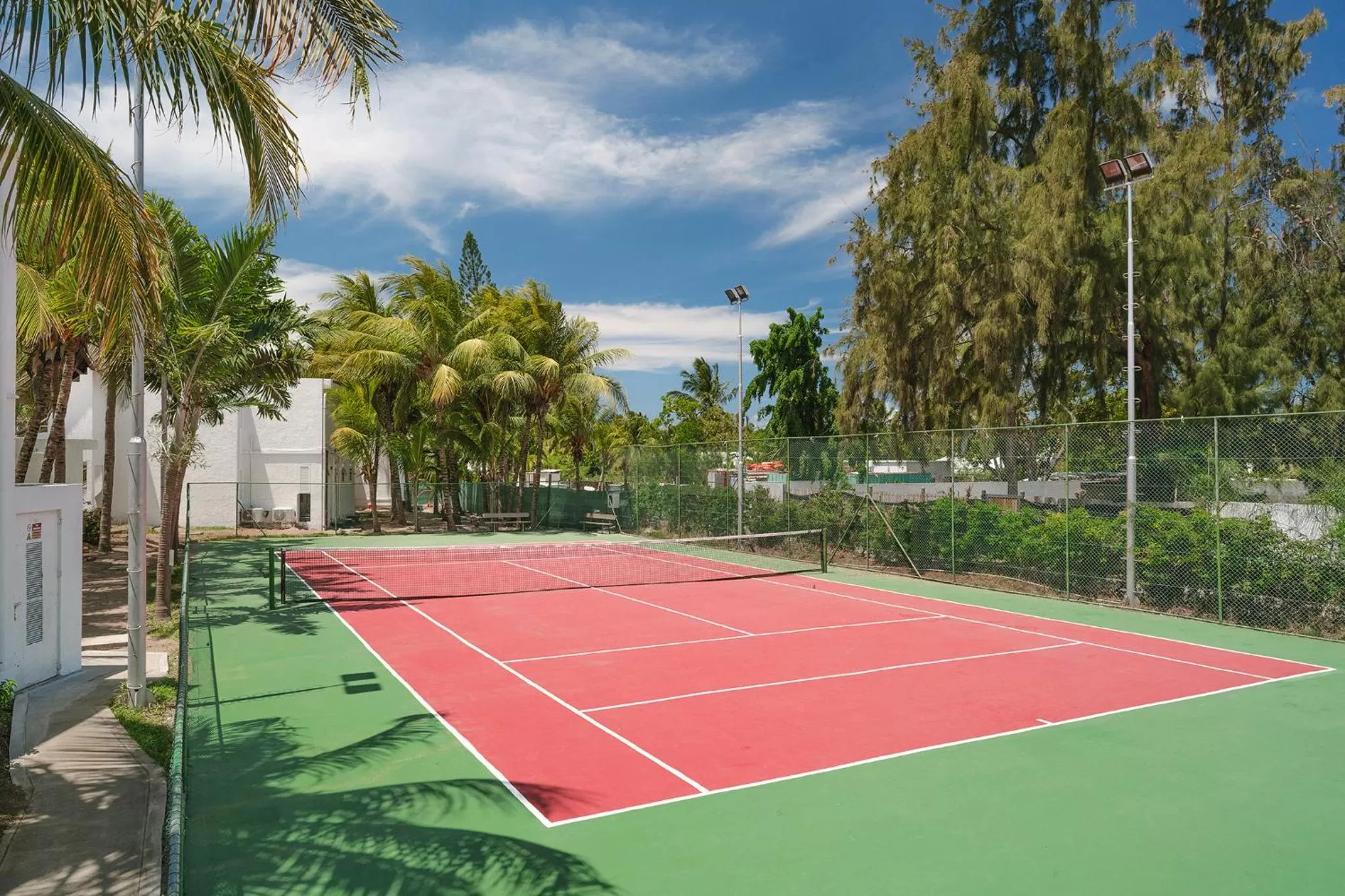 Tennis court in Coin de Mire Attitude