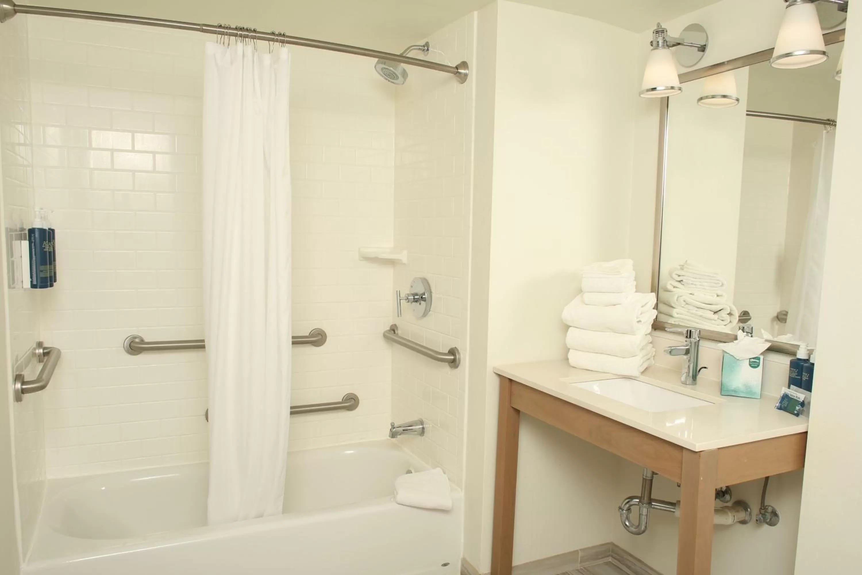 Photo of the whole room in Four Points by Sheraton Midland